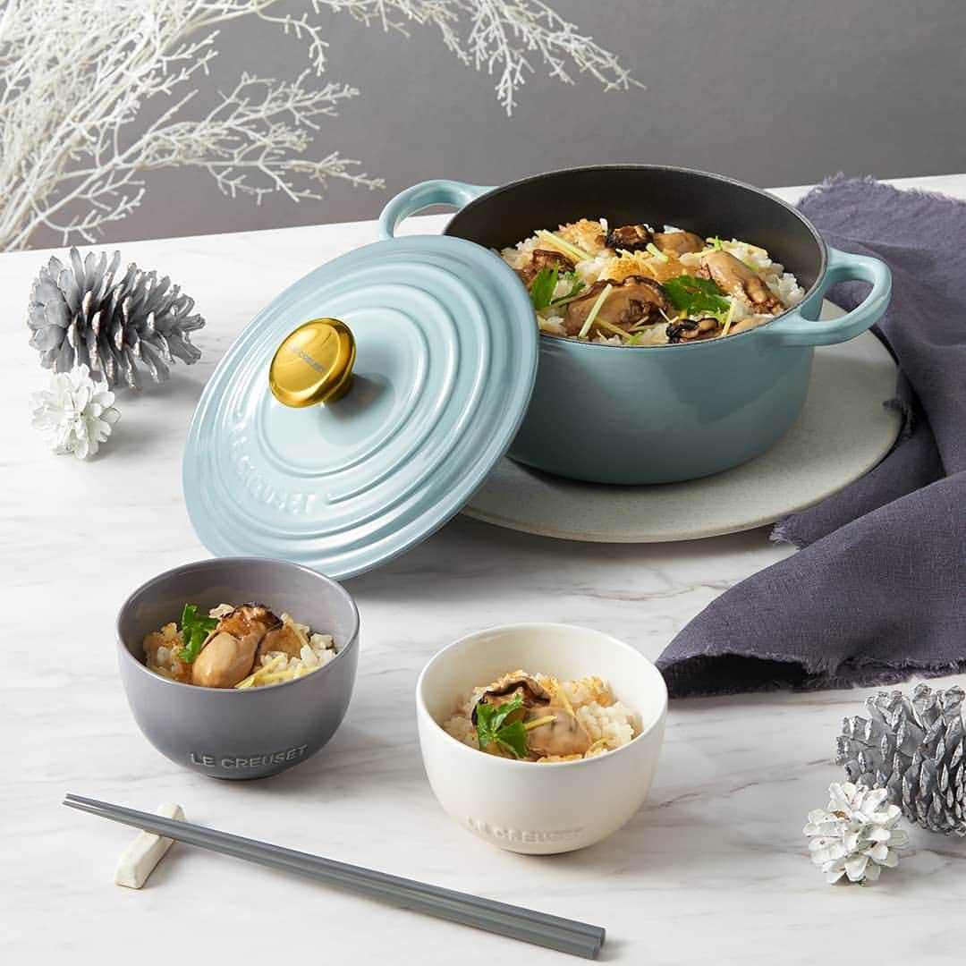 Le Creuset Japon　ル・クルーゼ ジャポンさんのインスタグラム写真 - (Le Creuset Japon　ル・クルーゼ ジャポンInstagram)「2020秋冬限定カラー「シーソルト」のシグニチャー ココット・ロンド 18cmにフリント、メレンゲ、シェルピンクの3つのスフィア・ライスボールがついたお得なセットを期間限定で販売中。スフィア・ライスボールは、ごはん茶碗としてはもちろん、スープやサラダを盛り付ける器としてもおすすめです。  #ルクルーゼ #lecreuset #ルクルーゼのある食卓 #テーブルウェア #キッチンウェア #食卓 #食卓グラム #豊かな食卓 #クリスマス #限定カラー #ココットロンド #ライスボール」11月22日 12時54分 - lecreusetjapon