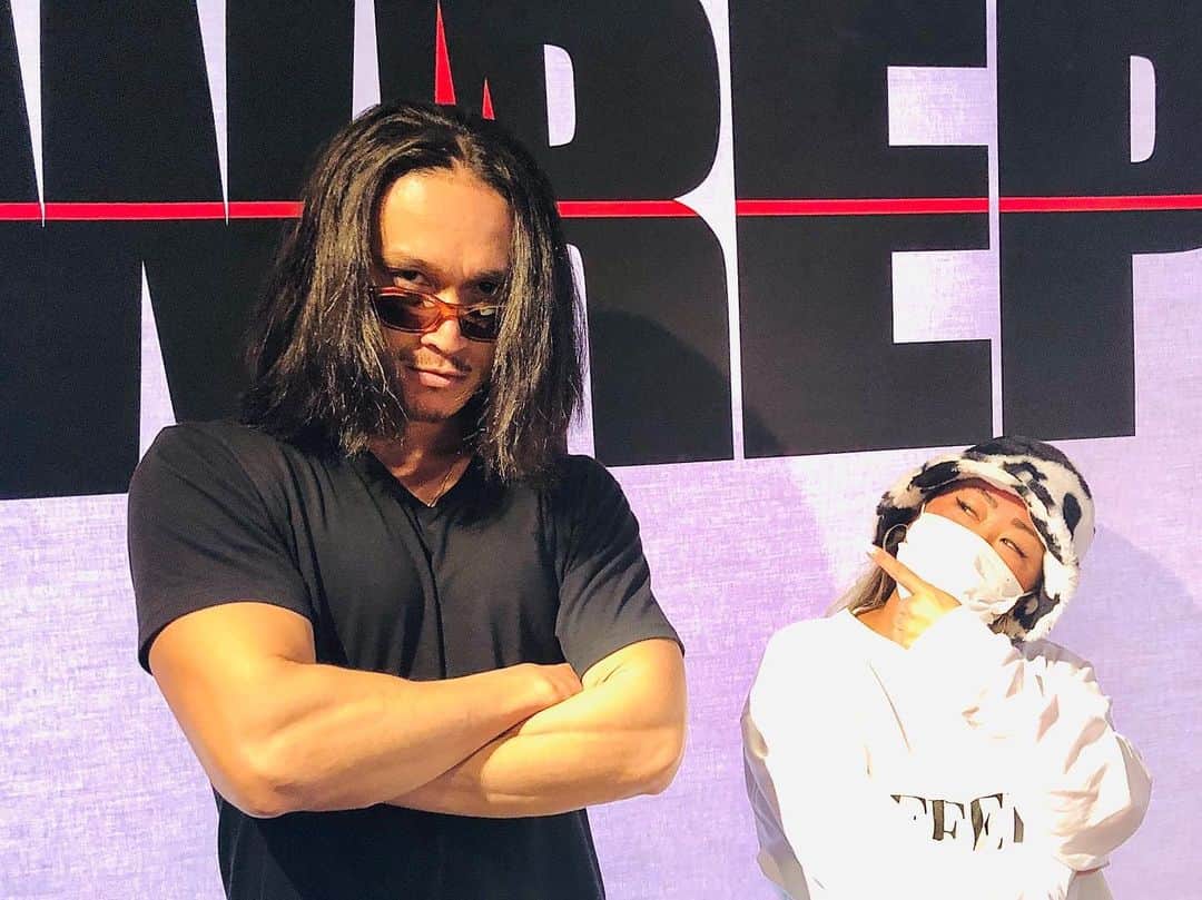 ルナのインスタグラム：「今回のLUNAチャネルは？！ ヒップホップ専門ラジオ局「WREP」にて開催中の「ラッパーによる選曲バトル大会 」二回戦 "LUNA VS YOUNG HASTLE" の裏側＆生放送後、ヤンハスにフリースタイル無茶ぶりしたら？？. スタジオでも大騒ぎ🔥. 是非ご覧くださいまーせ!!!!. #ヤンハス #選曲バトル  #WREP #日本語ラップ」