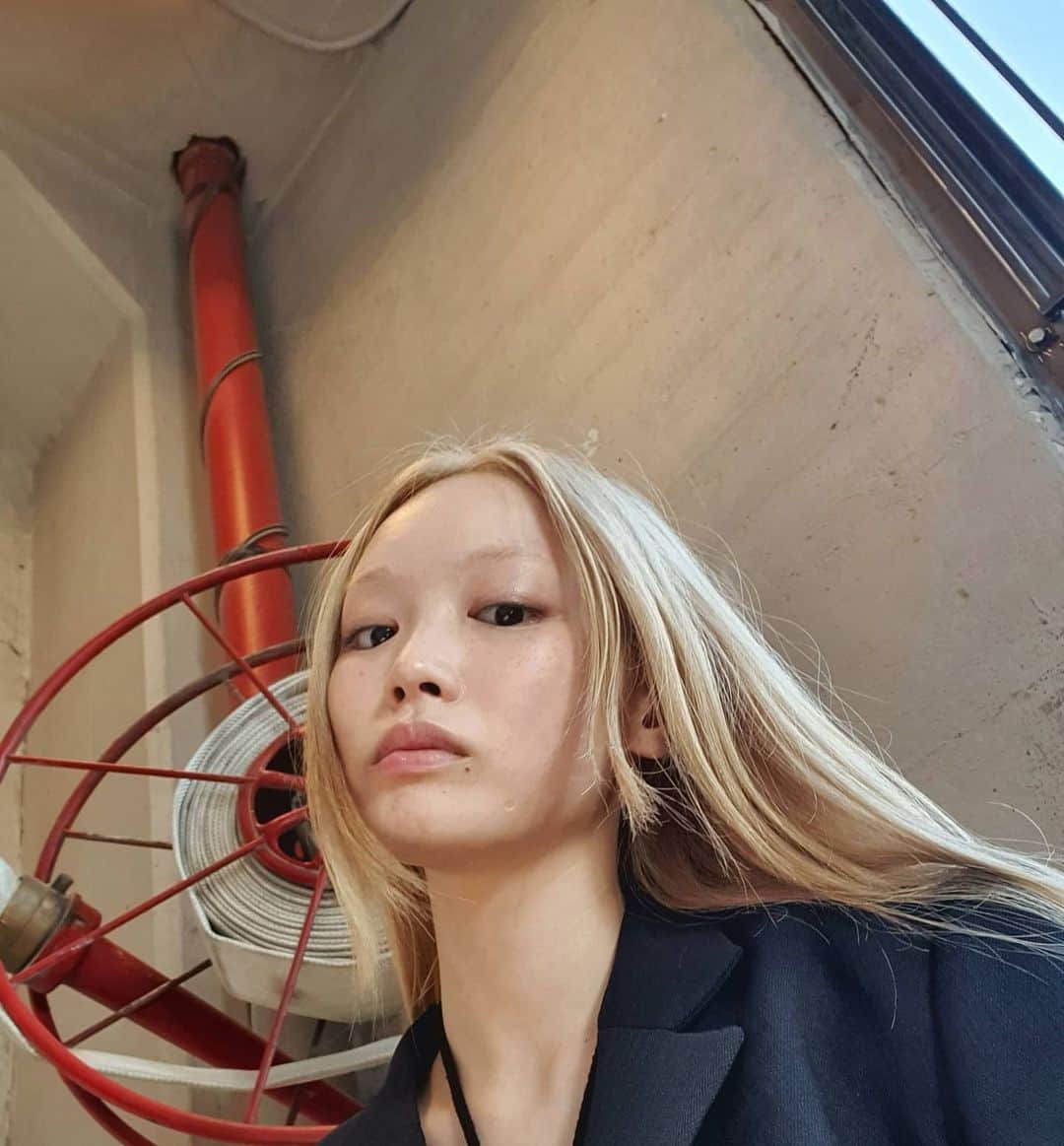 フェルナンダ・リーのインスタグラム：「shoot bts from two month ago 💭」