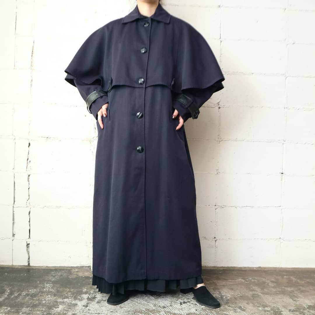 吉祥寺 古着屋 Orfeoのインスタグラム：「Leather Belt Design Cape Coat  #orfeo #kichijoji #tokyo #vintage #used #fashion #coordinate #outfit  お問い合わせはインスタグラムのプロフィール掲載のメールアドレスにお願いいたします。コメント、DMでのお問い合わせは受け付けておりませんのでご了承ください。 ONLINE SHOPの商品も店頭にてご購入頂けます。気になる商品がございましたらスタッフにお声掛けください。  新型コロナウィルス感染拡大防止策を徹底した上で営業をしております。マスクの着用、入店時にアルコールでの消毒をお願いいたします。」