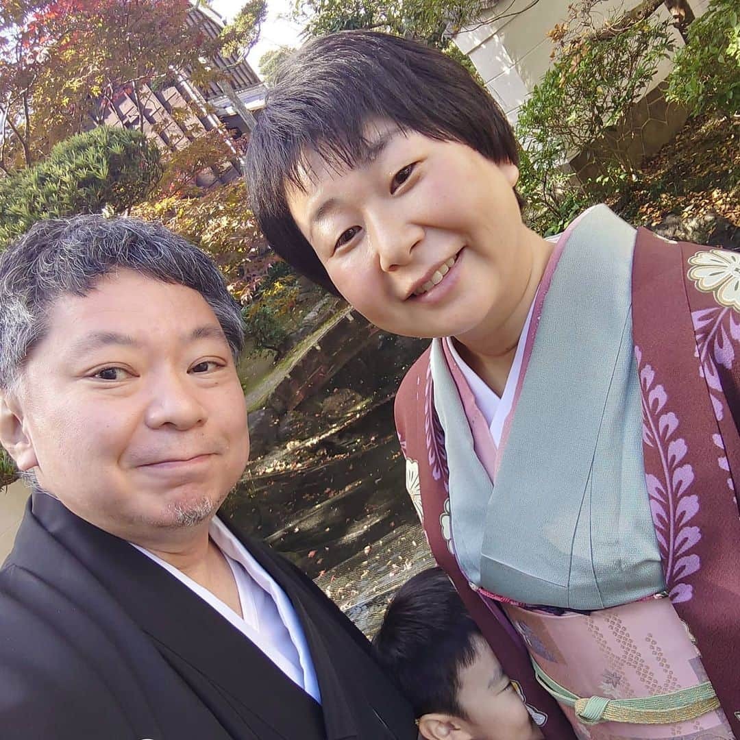 鈴木おさむさんのインスタグラム写真 - (鈴木おさむInstagram)「本日、僕と妻が挙式させていただいた、伊勢・猿田彦神社さんで、息子、笑福の七五三の御祈祷を受けさせていただきました。しかも今日は１１月２２日、いい夫婦の日。大安！とても清々しい気持ちになりました！僕ら二人で式をあげた、この場所で、三人で七五三でこれたことに、深く深く感謝いたします！ コロナには十分気をつけながら、旅させていただきました！ ありがとうございます！」11月22日 13時14分 - osamuchan_suzuki