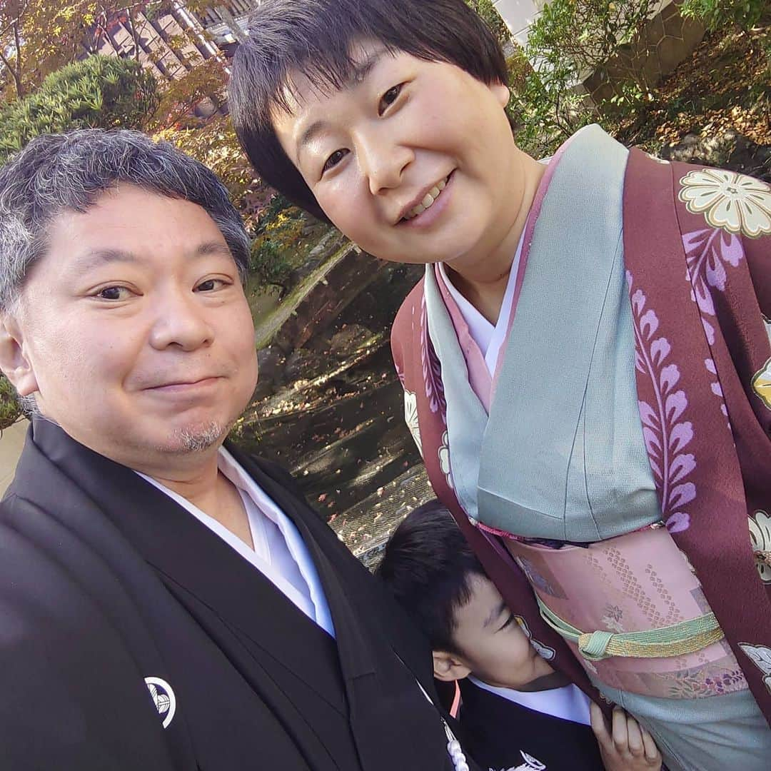 鈴木おさむさんのインスタグラム写真 - (鈴木おさむInstagram)「本日、僕と妻が挙式させていただいた、伊勢・猿田彦神社さんで、息子、笑福の七五三の御祈祷を受けさせていただきました。しかも今日は１１月２２日、いい夫婦の日。大安！とても清々しい気持ちになりました！僕ら二人で式をあげた、この場所で、三人で七五三でこれたことに、深く深く感謝いたします！ コロナには十分気をつけながら、旅させていただきました！ ありがとうございます！」11月22日 13時14分 - osamuchan_suzuki