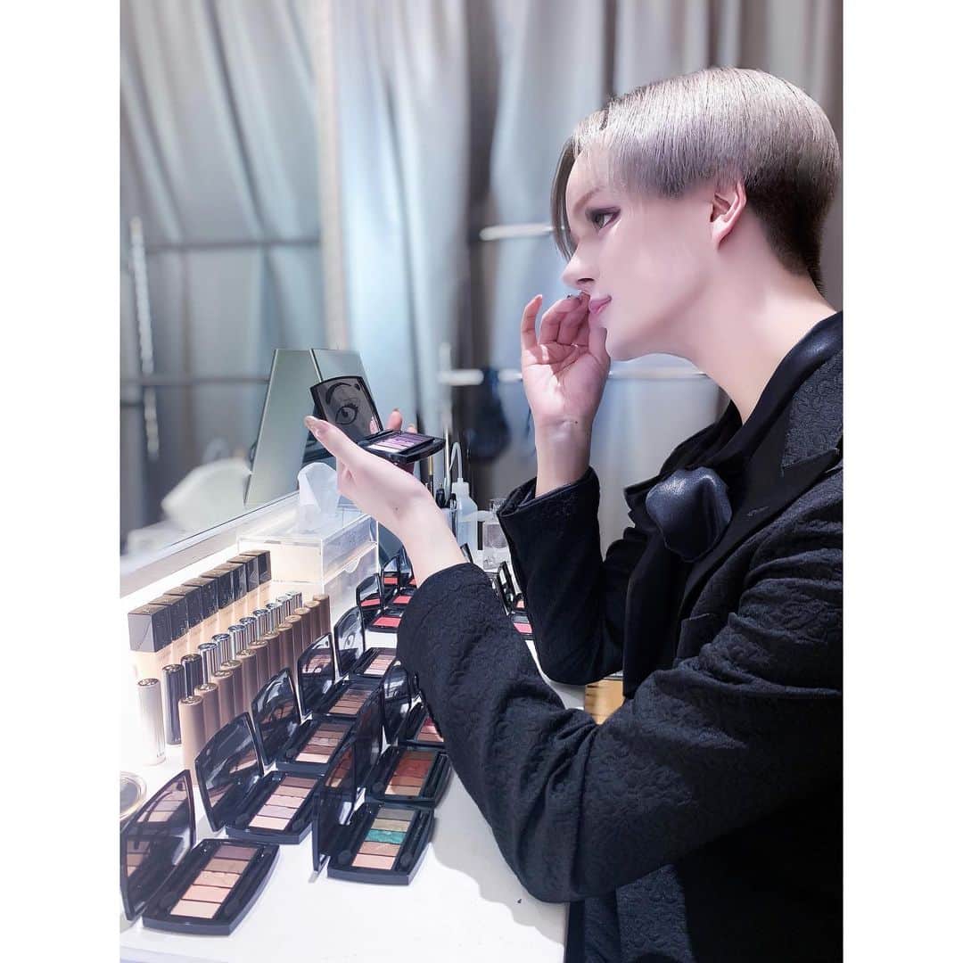 のインスタグラム：「・ ランコムのイベントを見てくださり ありがとうございました💕 楽屋にはランコムさんの メイクアイテムやスキンケア商品が たくさん並んであってテンション上がった🌹 ランコムの美容液ほんとに良いから毎日使ってるんだぁ❤︎ みんなもランコム使ってみてね💕」