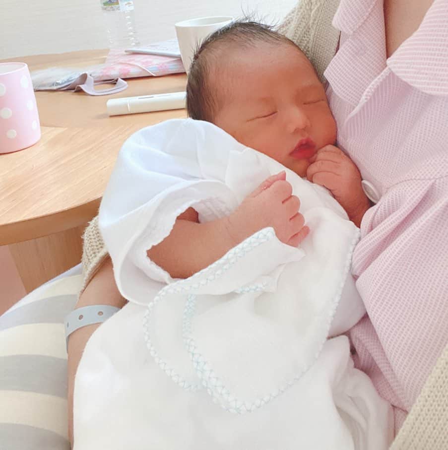 大石ほのかのインスタグラム：「ほんとにBabyの写真ばっかり😂 いっぱい載せたくなる可愛い デレデレです💓😂  明日退院🌈♡ 可愛いお洋服きて初めてのお外 楽しみだねぇ✨  #likeforlike#❤️#いいね#followforfollowback#follow#me#baby#ベビスタグラム#天使#男の子ママ#BabyBoy#love#赤ちゃんのいる暮らし#photo#かわいい#dog#犬#海#空#家族#family#followｍe#follow4follow#f4f#pretty#cutedog#出産#男の子#ママスタグラム #ママ」