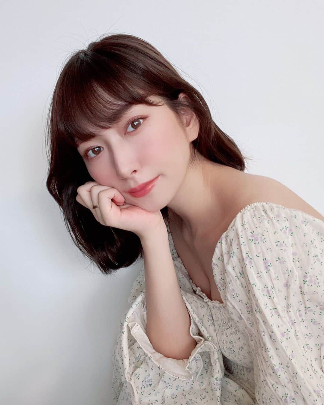 井端珠里のインスタグラム：「しほちゃん　@shiho1204 にカラーとカットしてもらいました💇‍♀️ 前回に引き続きグレージュ系😊 髪が伸びてきたので前髪も切ってもらいました✂︎  東京は肌寒いのでしょうか？ コロナ感染者数が急増していてとても心配です…🥺💦 どうぞソーシャルディスタンスにお気をつけて、でも窮屈すぎない毎日お過ごしくださいね🥺  #singapore#シンガポール#singaporehairsalon #シンガポールヘアサロン #ミディアムボブ#ミディアム」