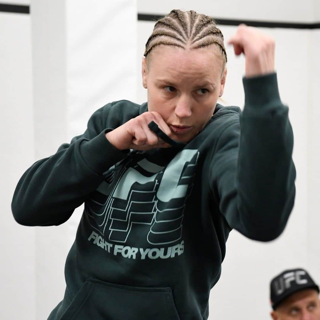 UFCさんのインスタグラム写真 - (UFCInstagram)「On the prowl. @BulletValentina plans to keep her gold tonight🏆  [ #UFC255  The Action Continues LIVE On #ESPNPlus PPV: LINK IN BIO ]」11月22日 13時28分 - ufc