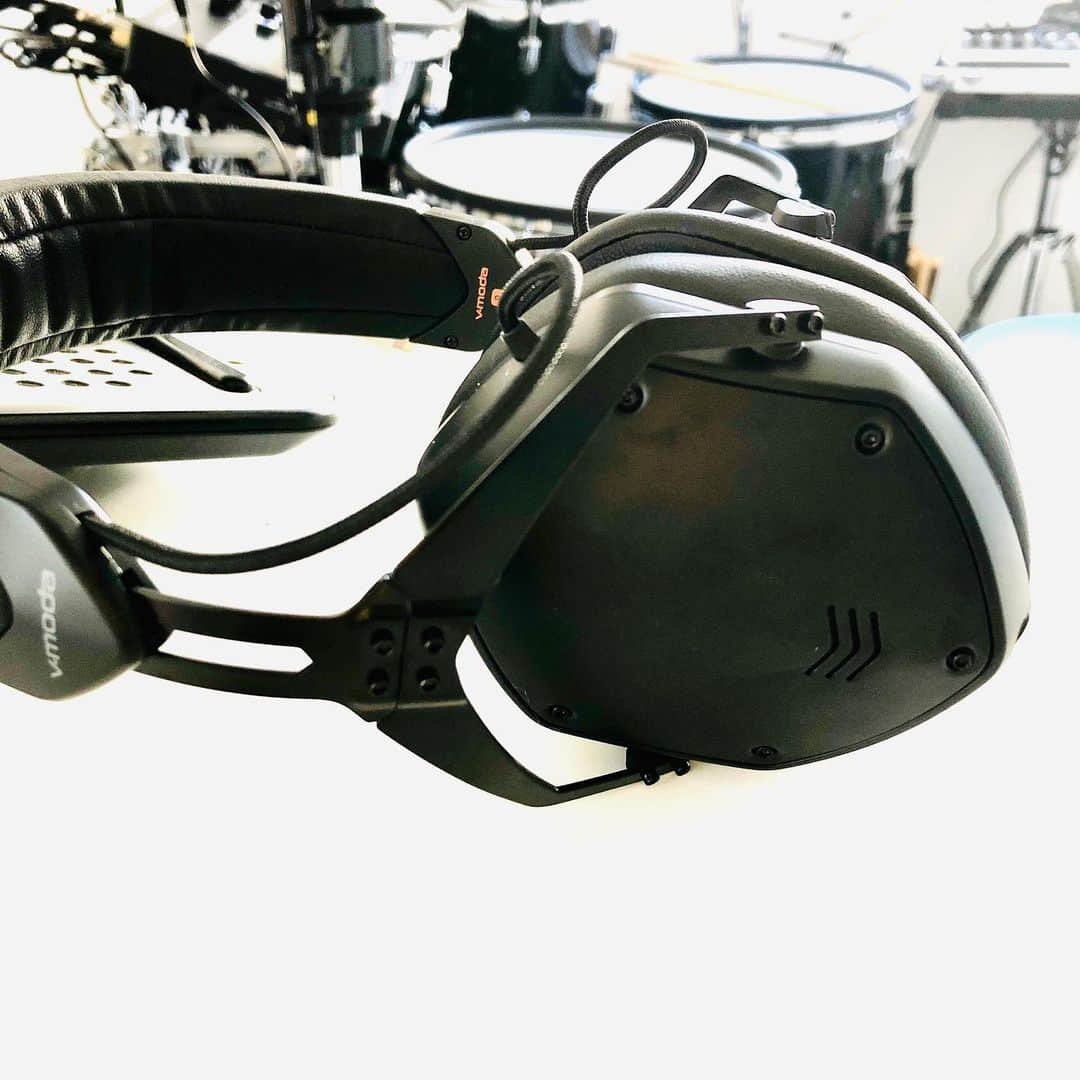 大喜多崇規さんのインスタグラム写真 - (大喜多崇規Instagram)「V-MODA M-200 ヘッドホン 。 最近はインイヤーモニターを使う事が多かったのでヘッドホン導入は久しぶり。音も大事だけど、ヘッドホンは長い時間装着できるかも重視してるポイントなので使い込んでみます。 。 #vmoda  #roland #ヘッドホン  #dayoftherhythm #大喜多崇規」11月22日 13時20分 - oniy02