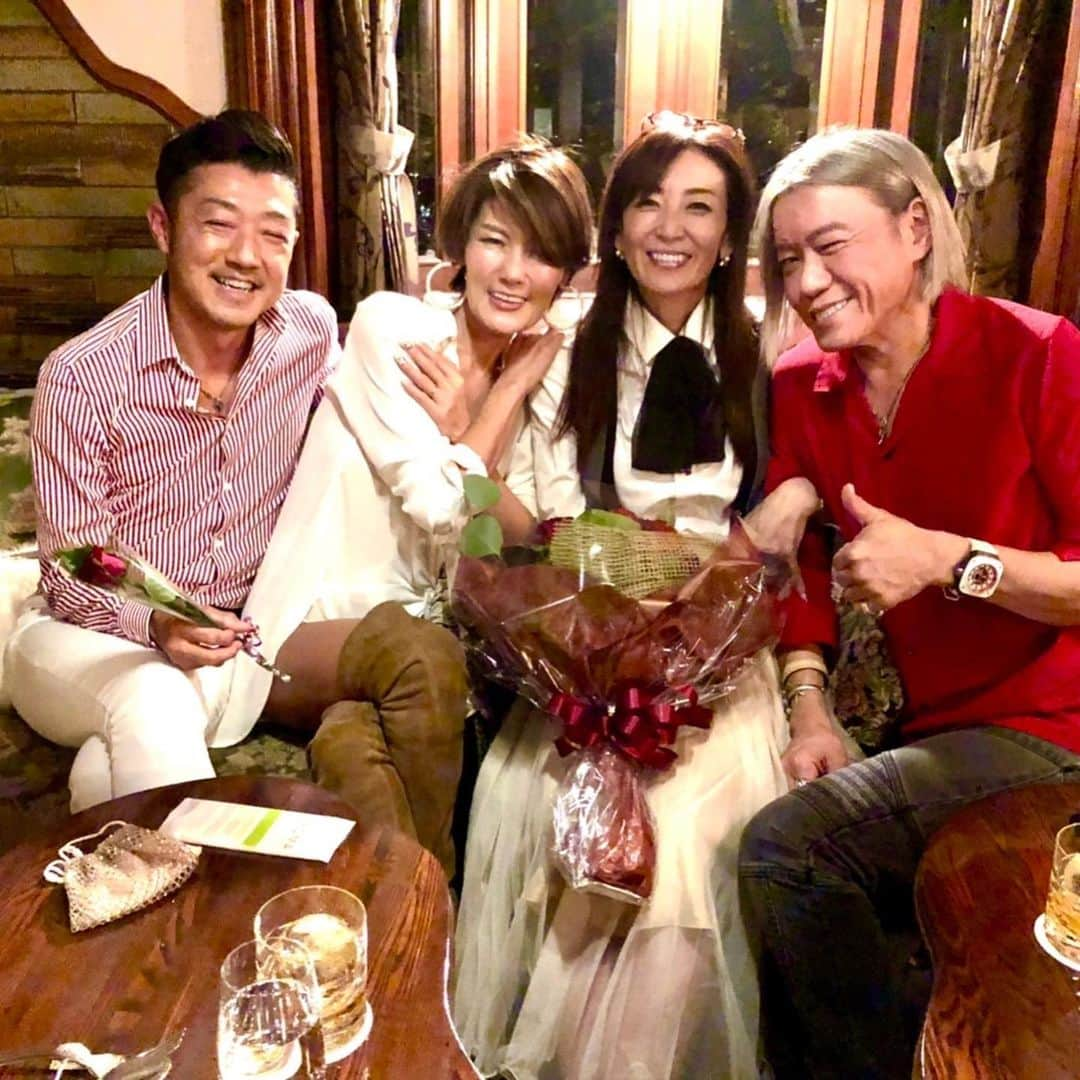 中島史恵さんのインスタグラム写真 - (中島史恵Instagram)「あきらさんと出逢って１１周年のお祝いをしのぶちゃんご夫婦にサプライズでお祝いして頂きました😊。  しかも私達2人ともバタバタでお祝いし損ねてしまってて💦本当にしのぶちゃん❤️ご夫婦のお優しいご配慮に感謝しております😊⭐️  あきらさんと共通のお友達の西村有加ちゃんのご紹介で畑で出逢ったのが11年前の11月11日。そこから半年後に入籍させて頂き家族となってからも、また沢山のご縁を頂き、avityは私が大好きな身体を動かすことを仕事として出来るような場所としてあきらさんが6年前に創ってくれました。今は別のオーナーさんが経営もしっかりして下さり、私も変わらず大好きで大事なavityで楽しくお仕事させて頂いてる状況です😊。今までavityに携わってご尽力下さった皆様、そして今もずっと盛り上げてくださる皆様、本当にありがとうございます❤️引き続き何卒よろしくお願いいたします！  そして、一度39歳で引退したグラビアのお仕事をまた10年後に復帰させて頂けている今の状況や環境、家族の理解、本当に中島史恵を支えてくださる周りの皆様にただただ感謝です😊⭐️  あきらさんはじめ、中島史恵を応援してくださる皆様、そしてavityで身体創りしてくださる皆さまがますます健康で美しくなられるお手伝いが出来る様に、初心を忘れず、感謝の気持ちで、日々精進して参りますので今後とも何卒よろしくお願い致します❤️また来月から新しいことavityで始めて行くので楽しみにされてて下さいね💜 沢山の感謝を込めて🌟😊⭐️。  #あきらさんと出逢って11年 #しのぶちゃんご夫婦に ＃11周年の素敵なお祝いを #横浜うかい亭にて #サプライズお祝い💜 ＃感謝です😊🌟」11月22日 13時22分 - fumielove0614