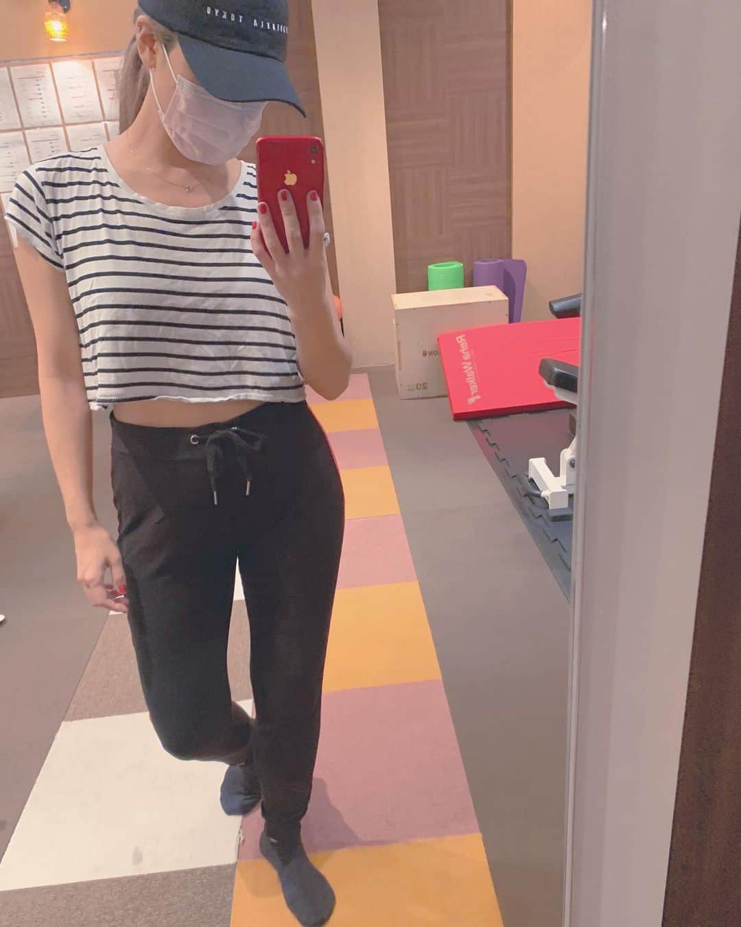 片桐舞子のインスタグラム：「パーソナルトレーニング始めました👣🔥  年齢とともに少しずつ変わってきた体型 数年前まではちょっとした変化で済んでたことが、ちょっとやそっとじゃ減らなくなり、キツイ服が増え、サイズが上がり、見た目も実はかなり変わってきてることを実感してて…  追い討ちのように、夏以降さらに増加してしまい😂🤪😱  なんと人生最大の重さになりました。  このままだと、年末年始でまた太り、来年また同じことを言ってる自分が想像つきすぎました🐷✨  バリバリ鍛えてたのなんてもう8年前の話w 今の年齢、今の体型、今の生活習慣 自分だけで変えようとしても35歳までそんなに無理なく体型調整できてた私が、今何が正解かわからなくなってしまってるので、徹底的に指導してもらいちゃんと結果を出すためにパーソナルで見てもらえる @lesanges_sands  に今週から行き始めてます💪🏼💪🏼💪🏼  トレーナーさんにマンツーで指導してもらい、食事も毎日報告して細かく見てもらえることが、こんなにやる気に繋がるなんて😂✨  この4日くらいで、栄養素見るのが楽しみにすらなってきてるよ私(笑)  2枚目3枚目の動画は、こないだのトレーニングの様子🔥 しっかり筋トレした後の最後の有酸素運動🔥 （楽しそうだけどむちゃくちゃハードだからこれw）  しっかり変われたあかつきには、恥ずかしながらビフォーアフターを公開しようと思うし、みんなにも報告しながらやる気を高め続けていけたらと(笑) これからダイエット報告が増えるかもしれないけど、応援してもらえたら嬉しいです🙇‍♀️  やるよ！私頑張るよ！！  #lesanges#エストレ#パーソナルトレーニング#食事管理#美ボディになりたい」