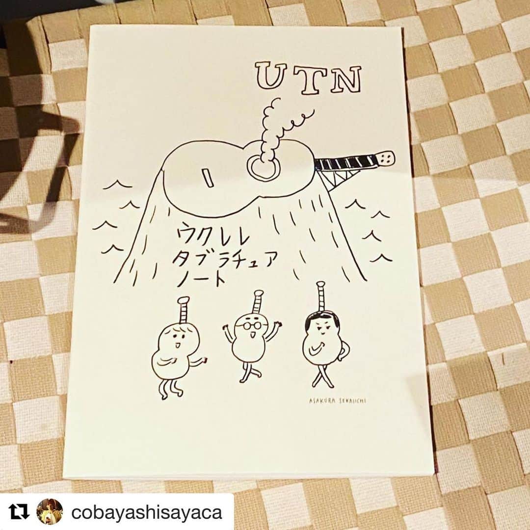 朝倉世界一さんのインスタグラム写真 - (朝倉世界一Instagram)「ウクレレタブラチュアノートの表紙描きました。ウクレレ弾くみなさんどうですか。『UTN』のロゴは箔押しにしてもらいました。金ピカです  Repost @cobayashisayaca  ・・・ ウクレレタブラチュアノート  poçoオリジナルのウクレレタブラチュアノートが完成しました。  表紙は朝倉世界一さんにデザインいただきました。  販売は poço、心斎橋事務所にて本日より開始します。  #ウクレレ #ukulele  #ウクレレショップ #楽器店 #ウクレレレッスン #ウクレレ教室 #朝倉世界一 #ウクレレ楽譜 #楽譜 #譜面」11月22日 13時28分 - askura1