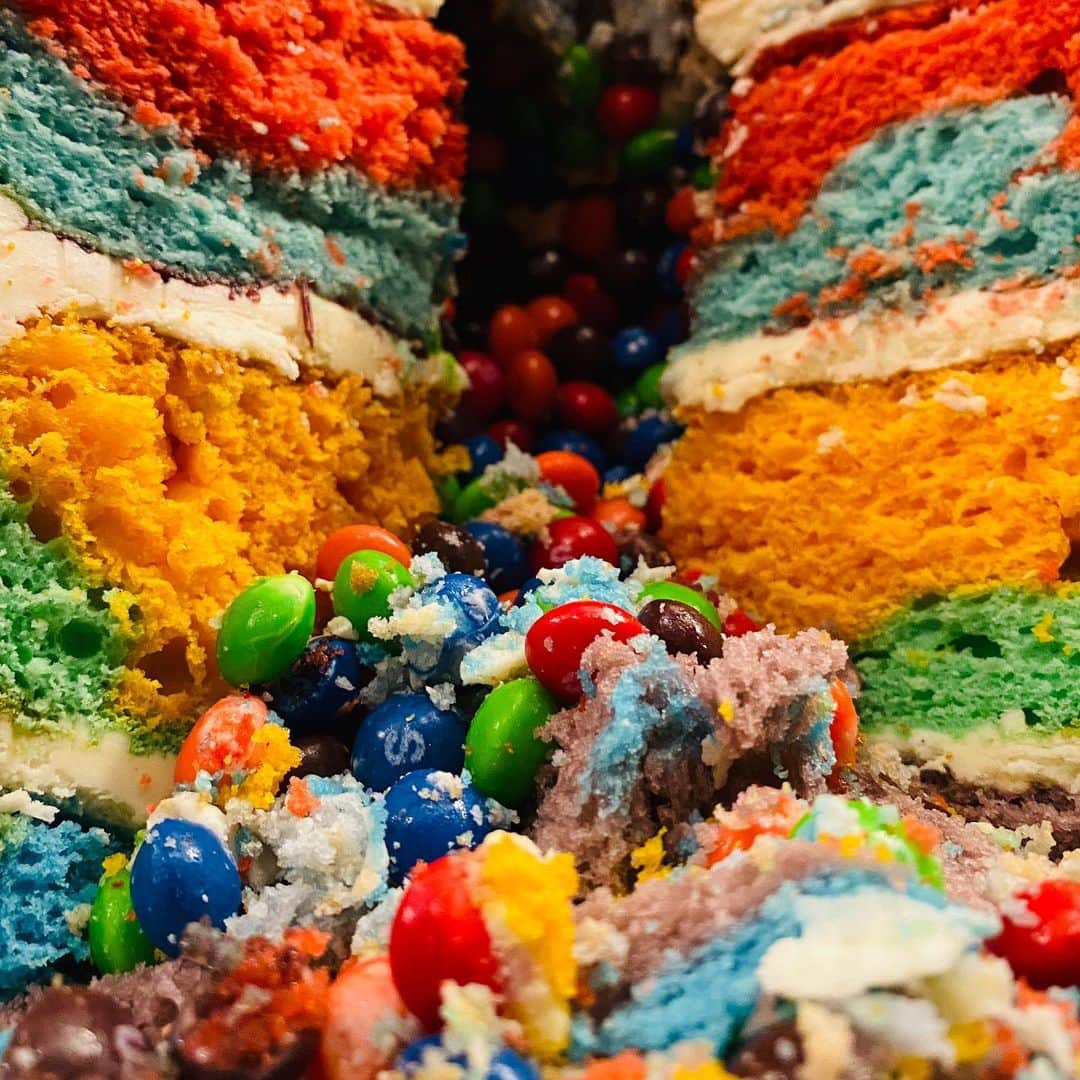 ケリスのインスタグラム：「Sheppys birthday week in full effect ! I am not a pastry chef or a baker but when my little one says he wants a rainbow cake a rainbow 🌈 cake I will make」