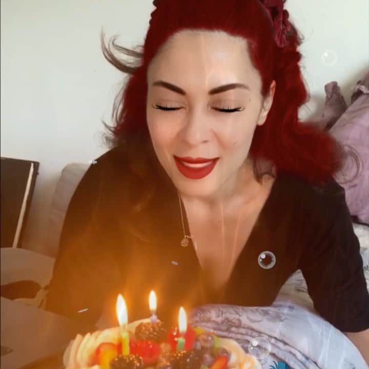ヤスミン・アル＝マスリーのインスタグラム：「I spent my birthday doing what I love most.. working on an audition for a character that I am passionate about.. had no expectations or plans to party.. every text message, every phone call, flowers, fruits, cakes, smiles, and friends who managed to come by made my heart smile.. so happy and thankful for another day, another chance to eat cake 🎂.. I love cake .. thank you cake for revealing your self to the human imagination and through it to my endlessly marveled tummy .. I love my friends and I love u guys thank you for all the wishes today 👶🏻 #thankful #blessed 📸 @lobnahass」