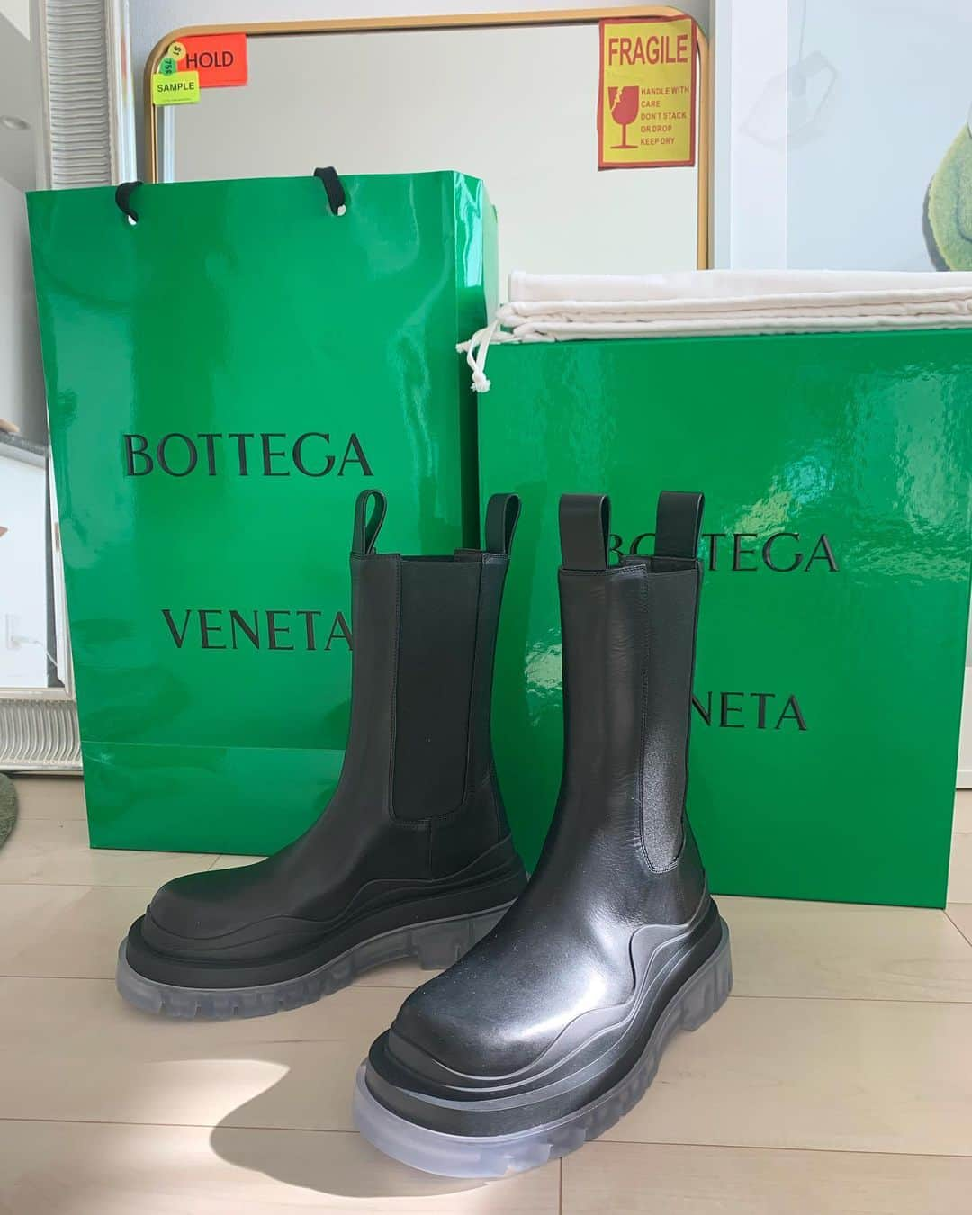 Naomiのインスタグラム：「Fnally🚜😇 #vottegaveneta#boots#ボッテガヴェネタ#タイヤブーツ」