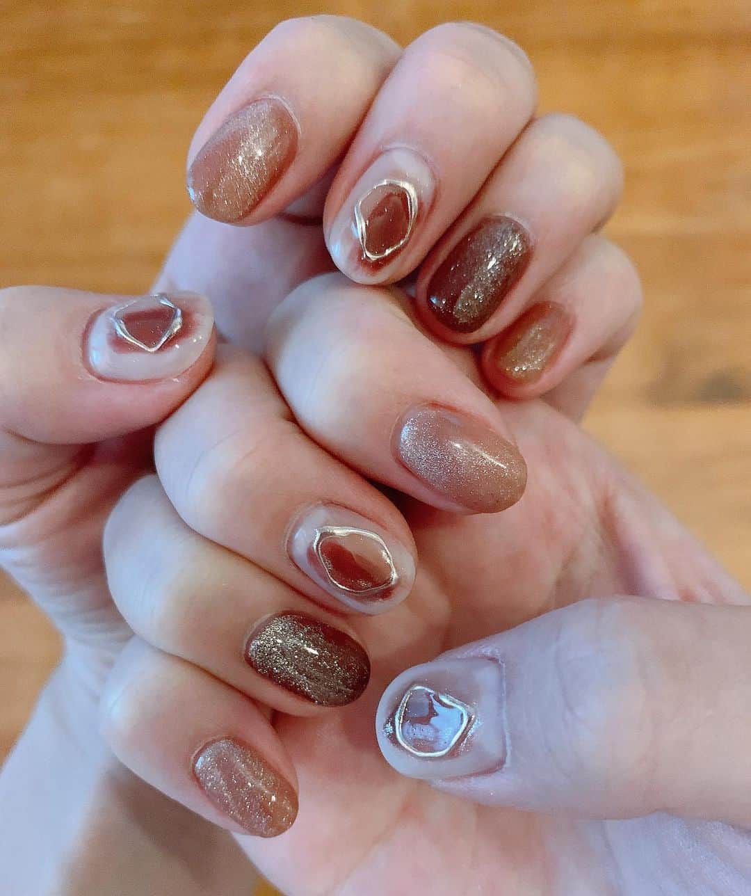 のインスタグラム：「. . 新しいネイル〜💅 マグネットネイルしてもらった☺️ . 可愛い❤︎ 先月からお世話になってる🥺 @kanail.tokyo.japan  めちゃくちゃネイルうまいし お話もおもしろいから 2時間って長いけどあっという間だった〜☺️ 爪が可愛いと嬉しい〜！ . . #一日一投稿　 を目指す笑」