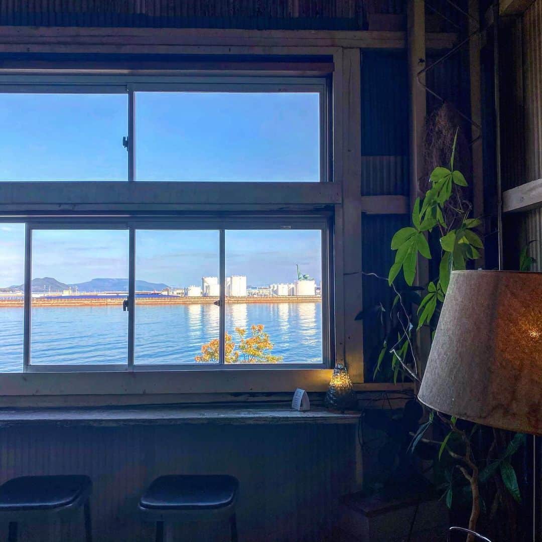 i_am_romikoのインスタグラム：「地元の方に教えてもらったcafe☕️ 海沿いで雰囲気も良くて凄く良かったです♡ #四国#高松#umie#高松cafe#北浜アリー#瀬戸内海」