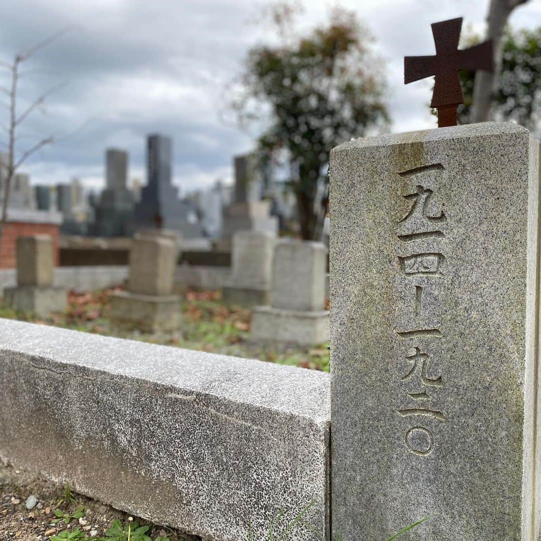 イレーネさんのインスタグラム写真 - (イレーネInstagram)「秋になると毎年思い出す場所があって、記憶を頼りに30年ぶりくらいに行ってきました . 名古屋の平和公園の一画に陸軍墓地というのがあるのですが、その片隅にひっそりと、ドイツ人兵士の墓があります。第一次大戦の時、捕虜となって名古屋の収容所にいたドイツ人たちの墓です。 . 色々検索して読んでいると、当時の捕虜たちが名古屋の産業の技術開発に深く関わっていたとか（食パンとか）、日本の学生たちとサッカーをした記録が残っていたとか、とても興味深くて、もう100年以上前に名古屋とドイツって凄く深いつながりがあったんだなぁと感慨深い気持ちになります。 . でもそれは最近知った事で、わたしにとってはこの場所は個人的にとても思い出深いものです。 . 小さな頃父が毎年この時期にお墓の掃除をするのに同行して、目の前に生える桜の木で遊んだり落ち葉を掃くのを手伝ったりしていたのをよく覚えています。いつも仕上げにドイツの国旗🇩🇪のリボンを巻いた献花リースを置いていて、凄く大きくて綺麗だった。 . 当時の写真も実家に何枚か残っていて、黄色いセーターを着て落ち葉を集めながらなんだか楽しそうに笑っている幼いわたし、自分で言うのもなんですが凄くかわいくて印象的でした。 . 確か父は領事館？から依頼を受けて毎年第一次大戦の終戦記念日に合わせて献花をしていた、みたいな話を後から母に聞きました。当時のわたしは事情や歴史も知るはずなく、ただなんだかよく分からないけどドイツっぽい事をパパと出来るのが単純に楽しくて嬉しかったのを覚えています。 . 秋になると毎年そのことを思い出します。自分の子供がまたサクサクと同じようにはしゃぎながら落ち葉の上を歩くのを見て、ちょっとグッと来てしまいました。 . 名古屋の歴史、面白いですね . あと余談ですがGooglemap先生が「ほぼ平坦」て言うから、内心絶対嘘だって分かっていたのに信じて歩いたら登山より厳しい坂道だったので、星ヶ丘からベビーカーを押していくのはやめましょう😂  #平和公園  #名古屋市  #名古屋  #ドイツ  #日本とドイツ  #名古屋とドイツ #イレトリップ」11月22日 13時52分 - irenedewald