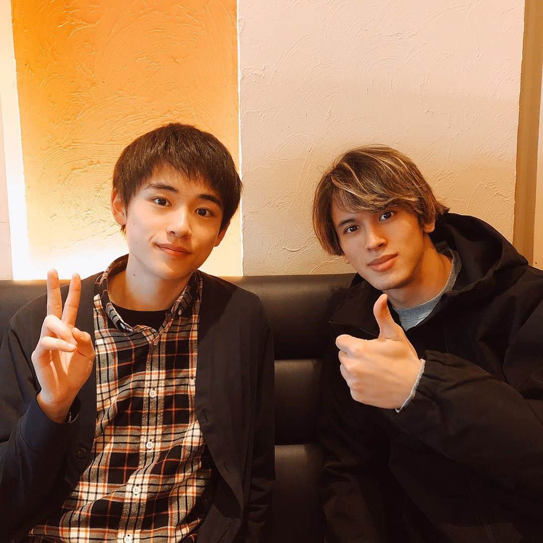 才川コージのインスタグラム：「「仮面ライダーセイバー」第11章 ありがとうございました！  仮面ライダー剣斬を演じてる富樫くんと📸  今日はパルクールの練習行ってきます💪 #富樫慧士 #才川コージ #仮面ライダーセイバー #kamenridersaber」