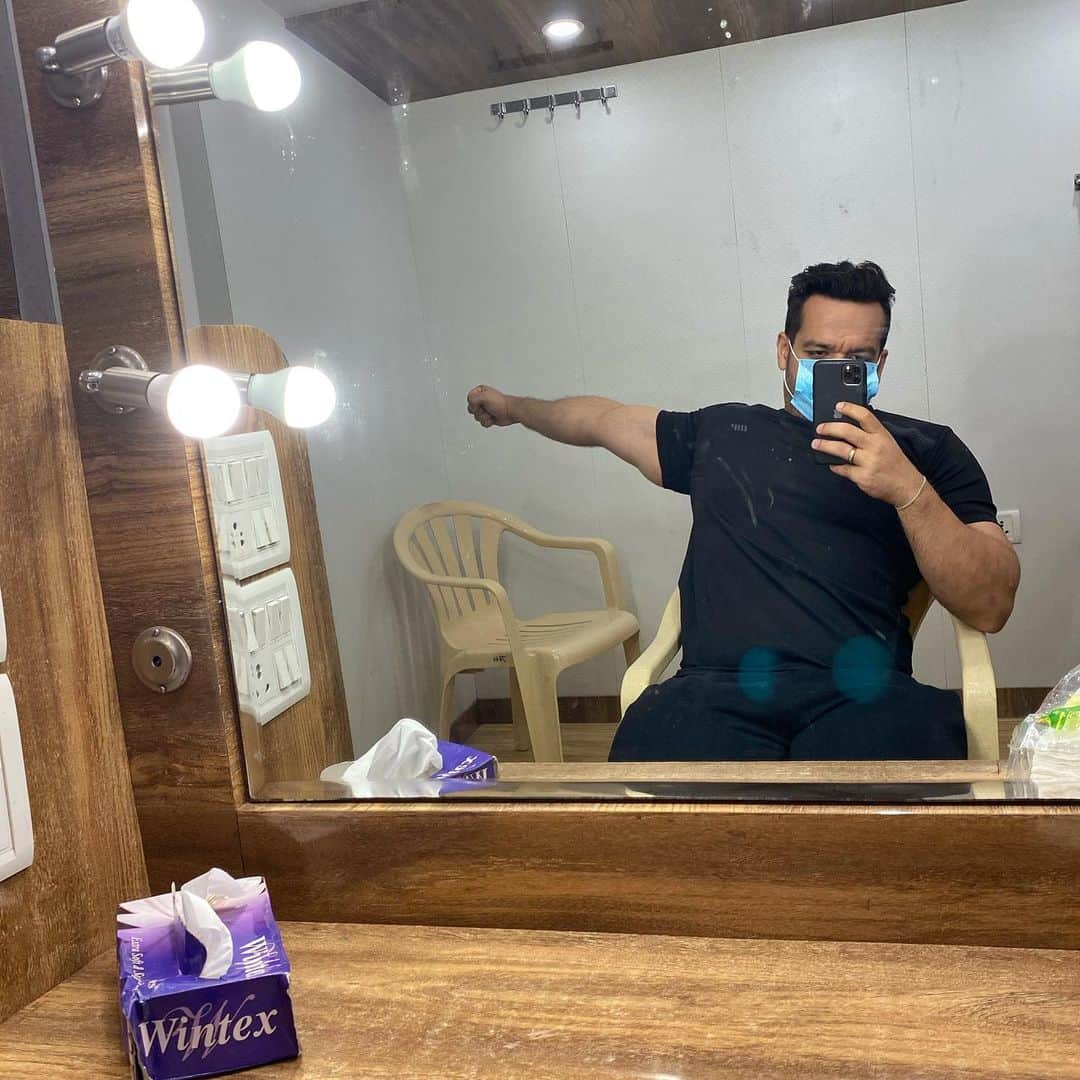 Gaurav Tanejaさんのインスタグラム写真 - (Gaurav TanejaInstagram)「Script yaad nahi ho rahi... 10 min mein call time.. Director be like- koi nahi #SehLengeThoda  . #flyingbeast #shoot #morning」11月22日 14時00分 - taneja.gaurav