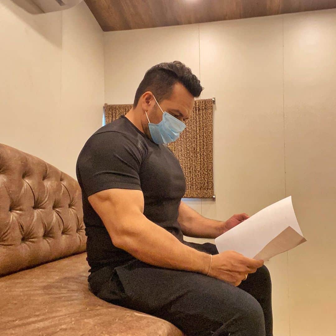 Gaurav Tanejaのインスタグラム：「Script yaad nahi ho rahi... 10 min mein call time.. Director be like- koi nahi #SehLengeThoda  . #flyingbeast #shoot #morning」