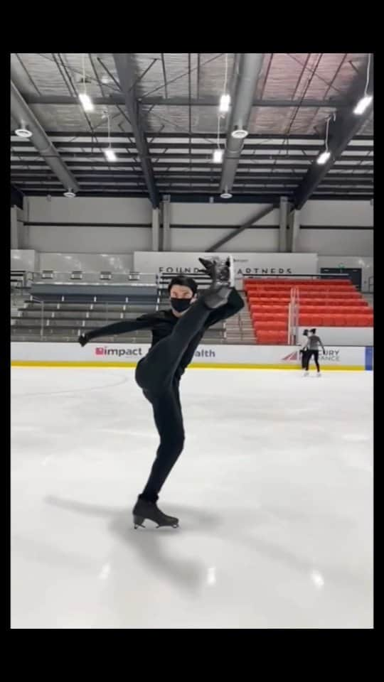 ヤロスラフ・パニオットのインスタグラム：「Some smoothness on ice⛸ @johnwilsonblades  @auraskates @greatparkice . . . #smoothie #ice #skating #figureskating #iceskating #auraskates #teamaura #johnwilsonblades #greatparkice #teamgreatparkice」