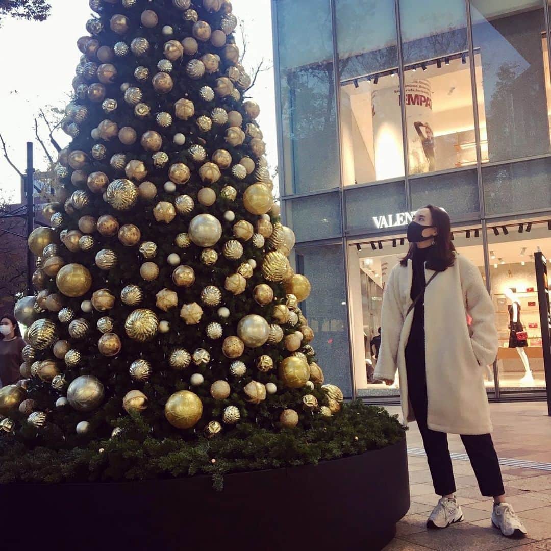 松本リコのインスタグラム：「・ ・ ・ ・ in 表参道ヒルズ ・ ・ ・ #japanesegirl #japangirl  #japanesemodel #japanmodel #yahoo #お洒落 #インスタグラマー  #インフルエンサー #撮影 #ハーフ顔 #ハーフモデル #fashion #通販モデル #ファッション #楽天 #通販 #表参道ヒルズ #xmastree」