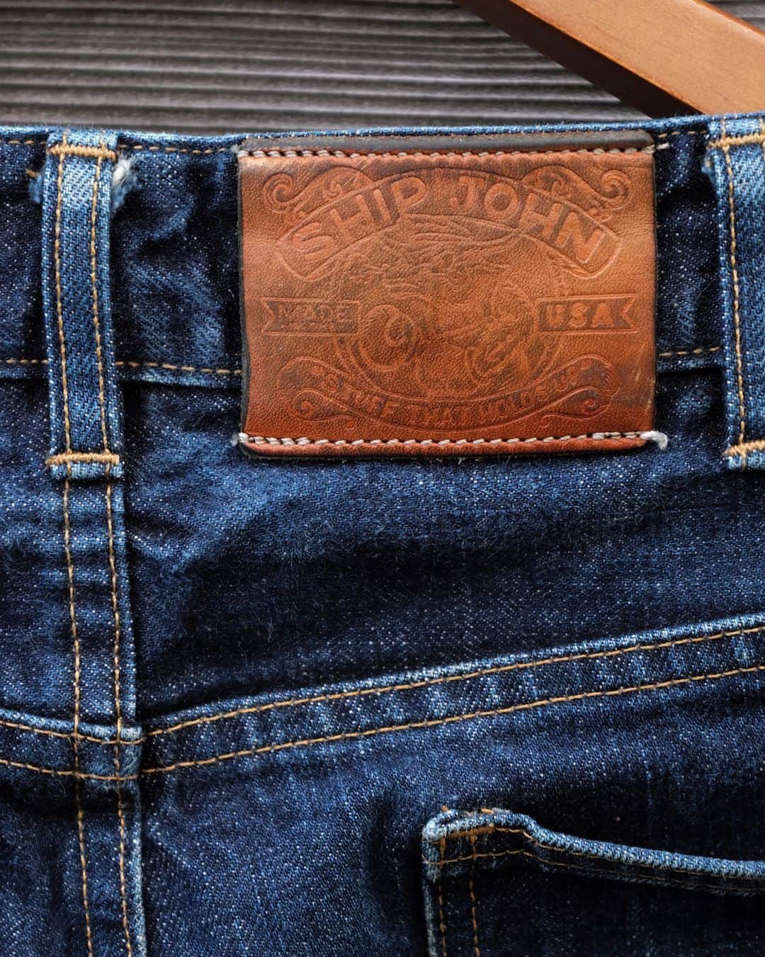 のインスタグラム：「WESCO大阪店のスタッフが、約半年ほぼ毎日履き込んだ"Guthrie Work Jeans"の履き込み写真を撮影しました！ このジーンズのディテールならではの色落ちなど、複数の写真と併せて紹介しています。 "WESCO JAPAN STAFF BLOG"にて是非ご覧ください！ @wesco_japan アカウントトップのURLからブログへリンクします。  #shipjohn #guthrieworkjeans #guthriejeans #jeans #denim #kurokimills #kurokidenim #okayama #japandenim #madeinusa #portland #oregon #usa #wescojapan #wescoosaka #wescoebisu #wescosetagaya」