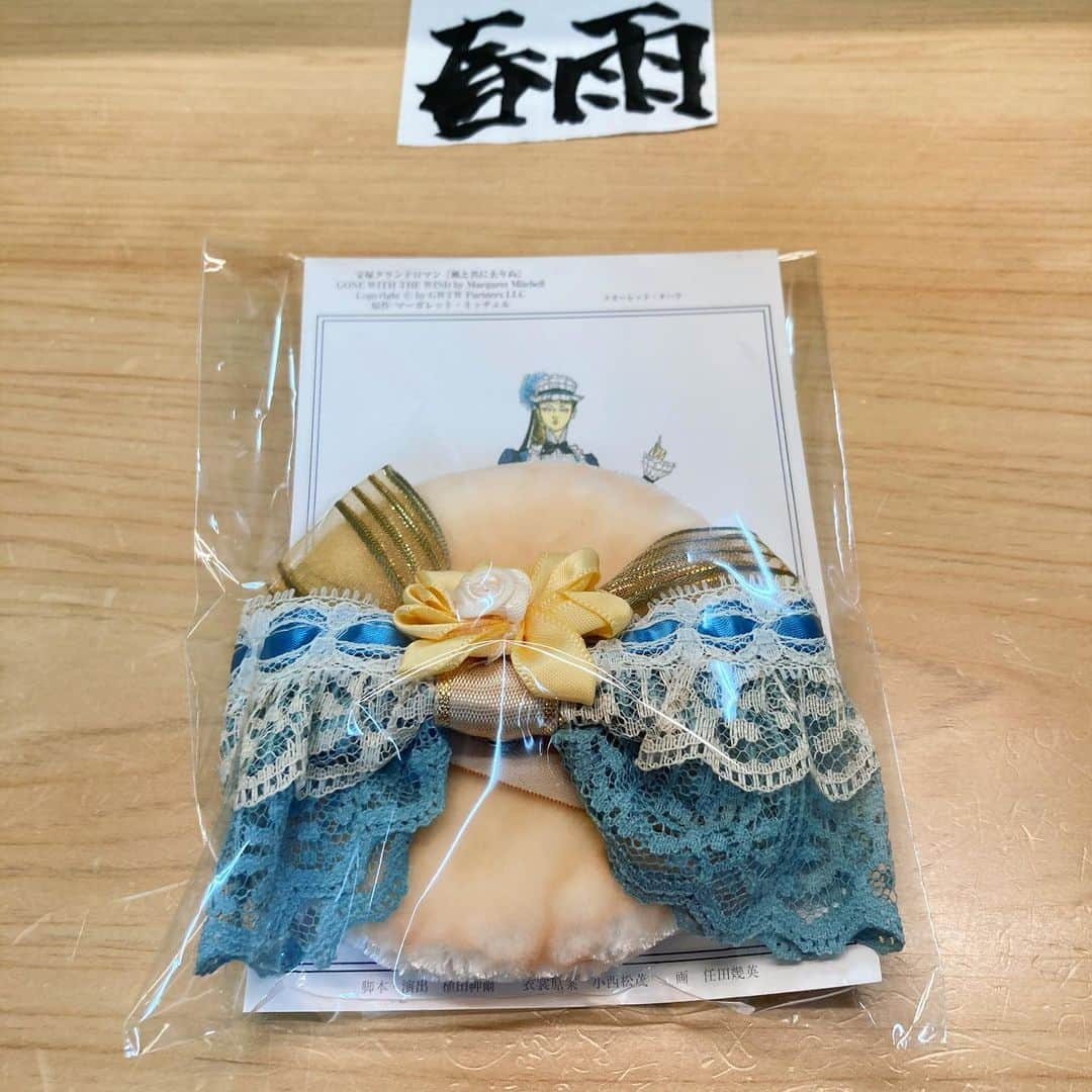 桂春雨さんのインスタグラム写真 - (桂春雨Instagram)「今日の一枚。 楽屋お見舞いにお手製のパフを頂きました。今日は普通の寄席なのに。「ジェンヌさん以外に作ったのは初めてでした」というメッセージ付きで。 ありがたく使わせていただきます。  #楽屋 #見舞い #楽屋見舞い #差し入れ #お手製 #メイク #パフ #コサージュ #両面 #使える #寄席 #繁昌亭 #昼席 #化粧前 #花詩歌 #タカラヅカ #handmade #makeup」11月22日 14時14分 - harusamek