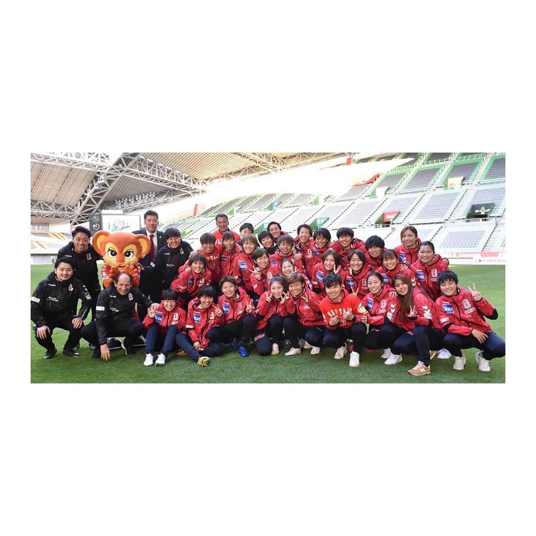 八坂芽依のインスタグラム：「今シーズンのなでしこリーグの日程が全て終わりました。 コロナの影響で開幕が4ヶ月遅れのスタートとなりましたが、どんな状況でも 応援してくださったファン、サポーターの皆様、そして設営運営をしていただいたチーム関係の皆様、スポンサーの皆様ありがとうございました。 今シーズンリーグ戦2位🥈⚽️✊ 優勝まで届きませんでしたが、みんなと闘えたことを誇りに思います。 . たじさん、引退セレモニー😭 セレモニー中寂しくなってきて泣いてしまったよ🥺 私と一緒に移籍してきた仲間であり、 一緒に切磋琢磨した、たじさんに助けられたことが沢山あました。 本当に、ありがとうございました。 一緒のチームで一緒に闘えれて本当に良かったです。 いつも私をうるさく明るくしてくれてありがと❤️笑 引退までに指治してね！！ Tシャツかわいすぎ👕💓 . 残すは、皇后杯があります。 今年最後の試合です。 タイトルを奪還しにいきましょう⚽️✊ 応援よろしくお願いします。 #INAC神戸」