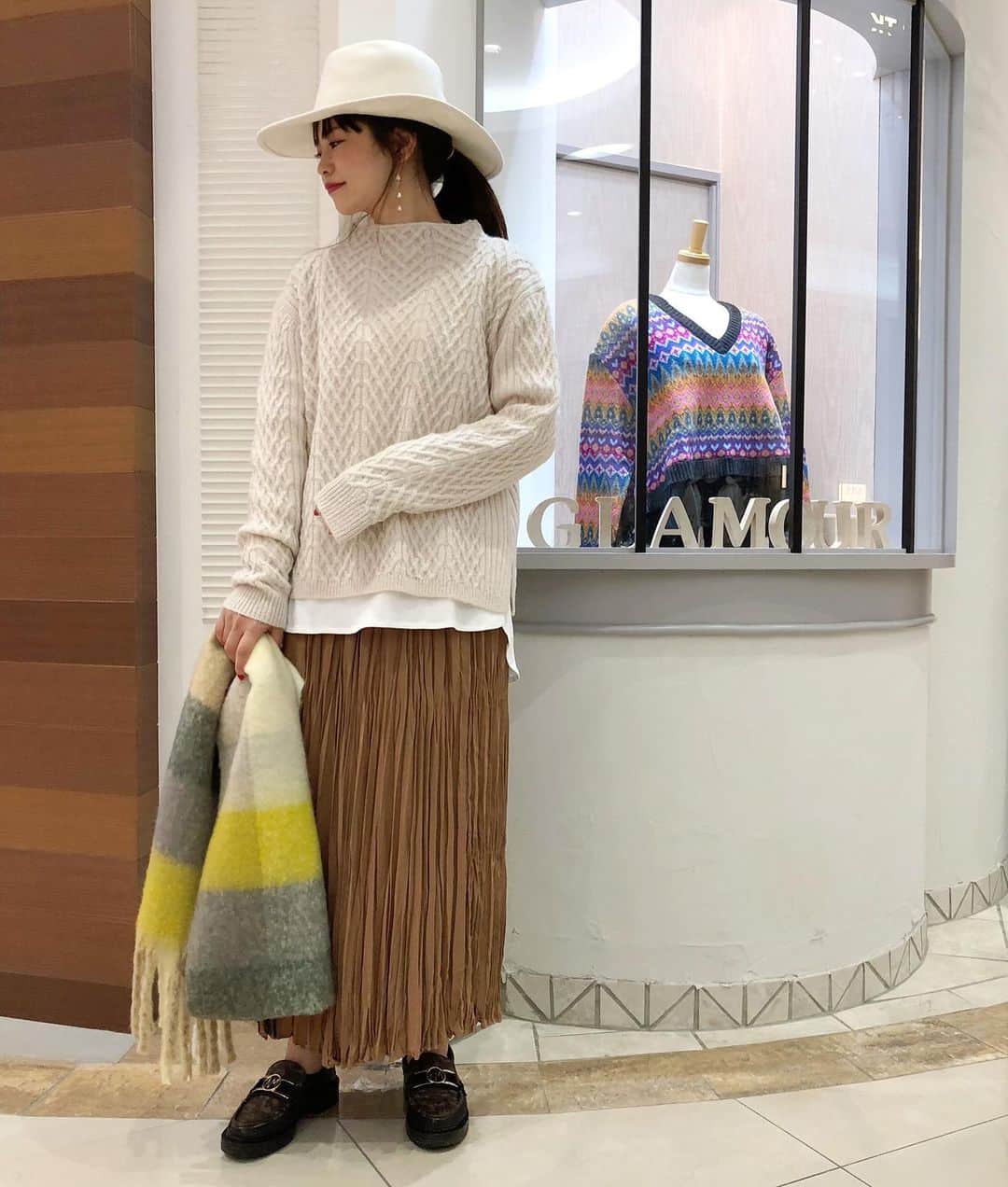 新谷美奈のインスタグラム：「SPECIAL NOVELTY PRESENT🎅🏻🎄💫﻿ ﻿ ボリューム感のあるニットには﻿ スカートの艶とロンTの白で﻿ 軽さをプラス🧚‍♀️﻿ サテンスカート早速人気です🐻 ﻿ Nina mew﻿ knit ¥26,000+tax﻿ skirt ¥26,000+tax﻿ shoes ¥28,000+tax﻿ ______________________________________﻿ ﻿ ✔︎Nina mewの商品を税込4万円以上お買い上げの方に﻿ ロゴトートバッグをプレゼント！﻿ (なくなり次第終了となります)﻿ ﻿ ✔︎11/19(木)〜23(月)まで﻿ 連続ゆめポイント5倍！﻿ ﻿ 皆様のご来店心よりお待ちしております！﻿ ﻿ @ninamew_official#Ninamew#ニーナミュウ#ゆめタウン#ゆめタウン佐賀#セレクトショップ#selectshop」