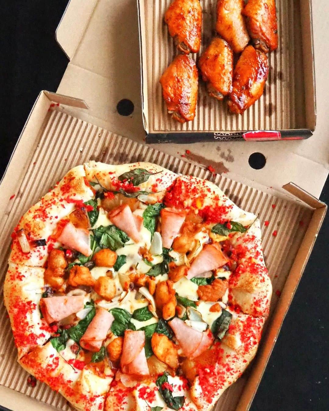 Li Tian の雑貨屋さんのインスタグラム写真 - (Li Tian の雑貨屋Instagram)「Feels like I’m having the best of both worlds with @pizzahut_sg festive specials 𝐂𝐡𝐫𝐢𝐬𝐭𝐦𝐚𝐬 𝐇𝐚𝐦 𝐒𝐮𝐩𝐞𝐫 𝐏𝐚𝐧 𝐏𝐢𝐳𝐳𝐚 as it is my dream combination of  𝐒𝐮𝐩𝐞𝐫 𝐂𝐫𝐢𝐬𝐩𝐲 𝐂𝐫𝐮𝐬𝐭 packed with 𝐒𝐮𝐩𝐞𝐫 𝐎𝐨𝐳𝐲 𝐂𝐡𝐞𝐞𝐬𝐞 melting out! 😍🤤   This special edition is only available for their Pizza Hut Christmas menu namely, Christmas Ham Super Pan Pizza, The Four Cheese Super Pan Pizza and Hawaiian Super Pan Pizza.   Highly recommend this Christmas Ham Super Pan Pizza which features Turkey Ham, Roasted Pineapples Chunks, Baby Spinach, Marinated spicy Chicken Chunks, Mozzarella and sprinkled with Red Parmesan Crumbs   Don’t miss the 𝟓𝟎%𝐎𝐅𝐅 deals for delivery and takeaway  as well as unbeatable festive meal sets!  ⠀  • • • • #singapore #yummy #love #sgfood #foodporn #igsg #グルメ #instafood #gourmet #beautifulcuisines #onthetable #sgeatout #cafe #sgeats #f52grams #feedfeed  #foodsg #savefnbsg #sgblog #christmas #sgchristmas #pizza #sgdelivery #sgpromo #cheeseporn #mediadrop」11月22日 14時19分 - dairyandcream