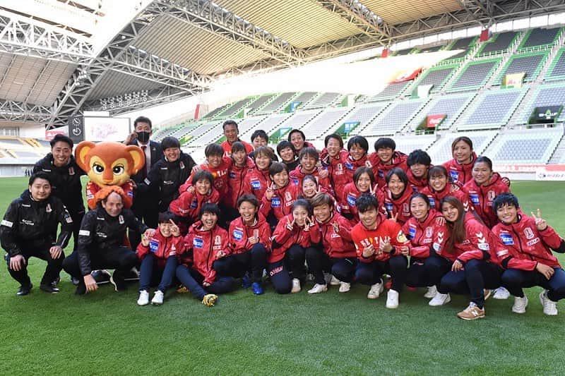 のインスタグラム：「なでしこリーグ最終戦たくさんの﻿ 応援ありがとうございました🥺⭐️﻿ サポーターの皆様。﻿ 200試合の横断幕ありがとう﻿ ございました💓﻿ 皇后杯に向けて全員でいい準備を﻿ します⚽️💪﻿ 最後まで応援よろしく﻿ お願い致します🥰﻿ ﻿ たじお疲れ様😃﻿ 皇后杯みんなで頑張ろ😊✌️﻿ ﻿ #なでしこリーグ最終戦﻿ #なでしこリーグありがとう﻿ #2位﻿ #アイナック #アイナックアカデミー #ありがとう」