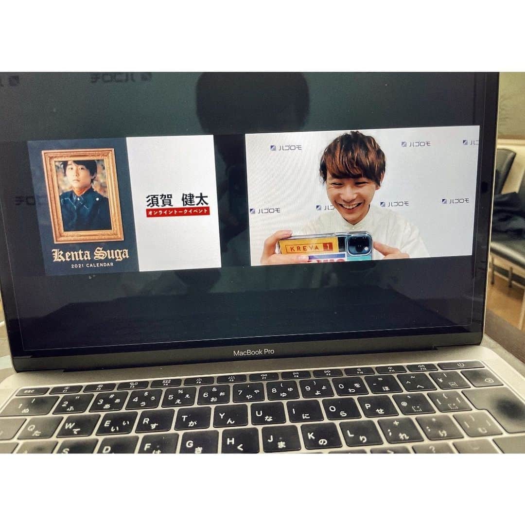 須賀健太のインスタグラム：「インスタでは言ってなかった！ 昨日、 『須賀健太2021カレンダー発売記念オンラインイベント』終了しました！  途中電波の関係で繋がりにくかったり、沢山待たせてしまった皆様、本当にごめんなさい。 初のオンラインイベントで慣れないことの連続でしたが、 俺はもうみんなの顔が見れただけで幸せでした！ 生きる活力をありがとうっ！！😳  カレンダーは明日から発売開始！ イベントは終わったけど、カレンダーはまだまだお買い求め頂けるのでぜひ！☺️  #須賀健太 #オンラインイベント」