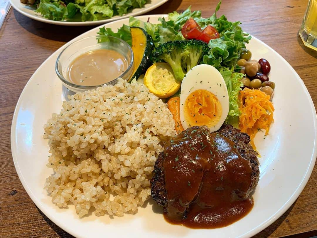 齋藤智奈美のインスタグラム：「___ 本日のランチ🍴  ふら〜っと入ったお店 野菜いっぱいで美味しかった〜😋💕  しっかりデザートも頼んで お腹いっぱいです👌🏻 ソファー席でしかもマンガあるし何時間でも居れそうでした　笑  またいこーっと♡ @cafegarage_sdogberry  __ #ランチ#下北沢#下北沢ランチ#ソファー#隠れ家#カフェ #スイーツ#玄米#野菜たっぷり」