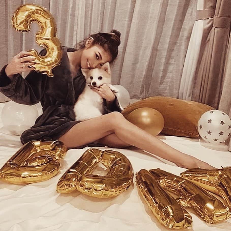 佐藤あずみのインスタグラム：「愛してるより上の言葉はないかね？  𝐻𝑎𝑝𝑝𝑦 𝑏𝑖𝑟𝑡ℎ𝑑𝑎𝑦, 𝑚𝑦 𝑙𝑜𝑣𝑒❤︎  #ポメラニアン #パーティカラー #大吉  #ポメラニアン部 #ポメラニアン大好き #犬  #doglovers #dogstagram #いぬすたぐらむ #happybirthday #hbd #dogbirthday #ドギーズアイランド」