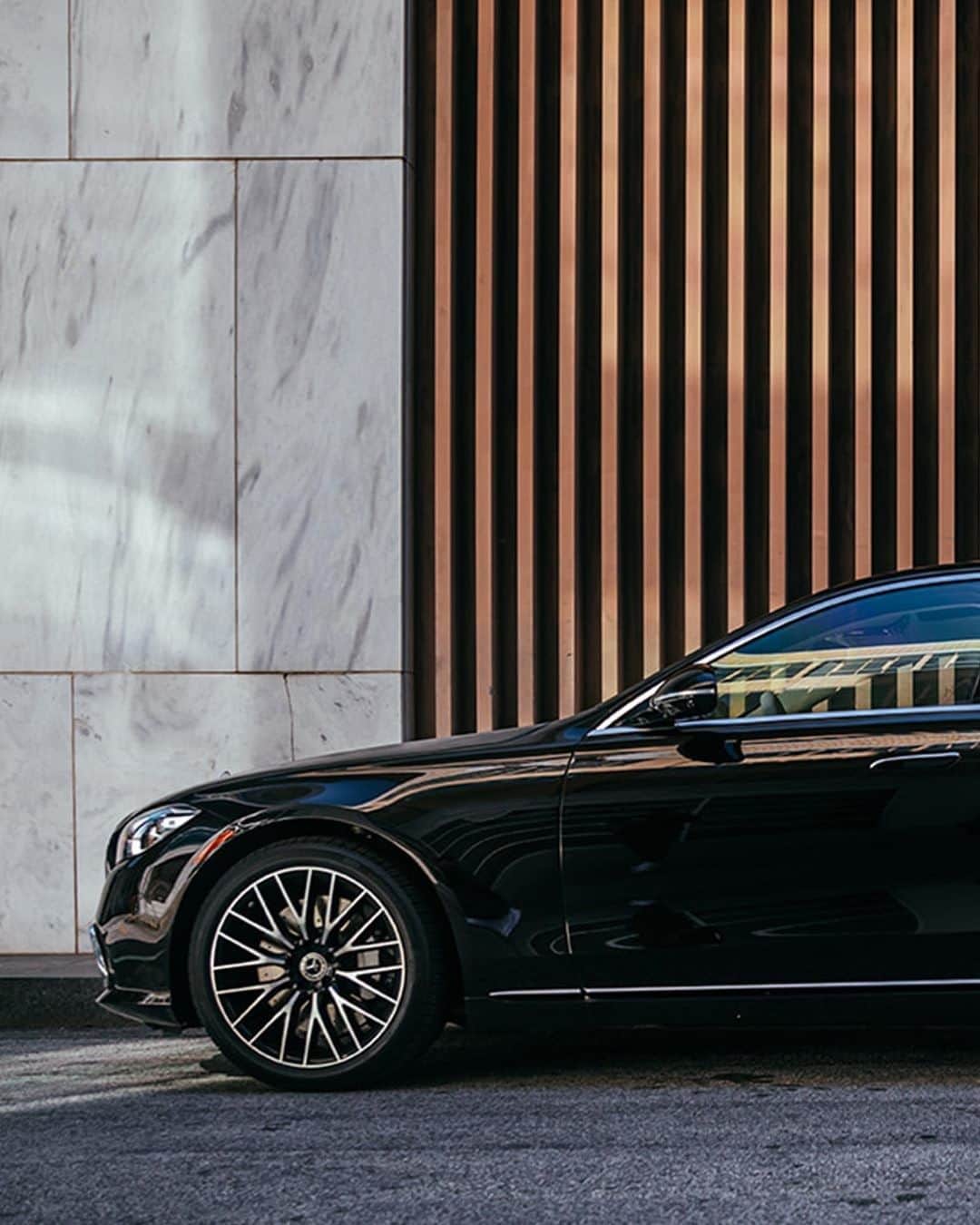 メルセデス・ベンツさんのインスタグラム写真 - (メルセデス・ベンツInstagram)「From front to back, the new S-Class embodies the very height of modern luxury.  📷  via @mercedesbenzusa  #MercedesBenz #Sclass #NewSClass #CaresForWhatMatters #Mercedes #Benz」11月22日 20時00分 - mercedesbenz