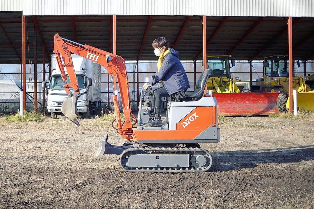 スーパーナブラのインスタグラム：「． ． 重機？女子😊 重機にしては小さすぎるけど💦 ． 無料のオートキャンプ場を作っています ． 来年のGWまでには完成させるので  ぜひぜひ遊びにきてくださいね✨ ウイルスが落ち着いていたら良いのですが😭 ． ♨️YouTube♨️ 建設風景を動画にしました！ Instagramの自己紹介欄中のURLか YouTubeでスーパーナブラと検索して ぜひみてくださいね💕 ． ⚡️お知らせ⚡️ 明日21時よりYouTubeでライブさせていただきます✨ ぜひ遊びに来てくださいね💕 ． ． #北海道#釧路#山岡家 #開拓#鮭釣り#登山#弟子屈#川湯温泉 #特急#はるか#露天風呂#足湯#車中泊 #景色#釣り#ブラックバス#バス釣り #発見#おでかけ#女子旅#ツーリング#魚 #自然#釣り#釣りガール#YouTube#」