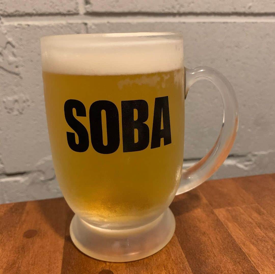 中澤裕子のインスタグラム：「🌙🌙  今夜は久しぶりに 家族で外食。  大好きなお店で。  あー、嬉しい。  外で飲むビールは なんでこんなに美味しいの？  （家でももちろん美味しいけどw）  ここに来て 食べないわけないよね。  お蕎麦。 @cochisoba さん  今日は 『親子あんかけ蕎麦』 夫とシェア大盛りで。  ほんと好き。 年越し蕎麦もこちらです。  お店から 夫のお誕生日サプライズケーキ 頂きました。 ありがとうございます🎂  #福岡 #今泉 #こちそば」