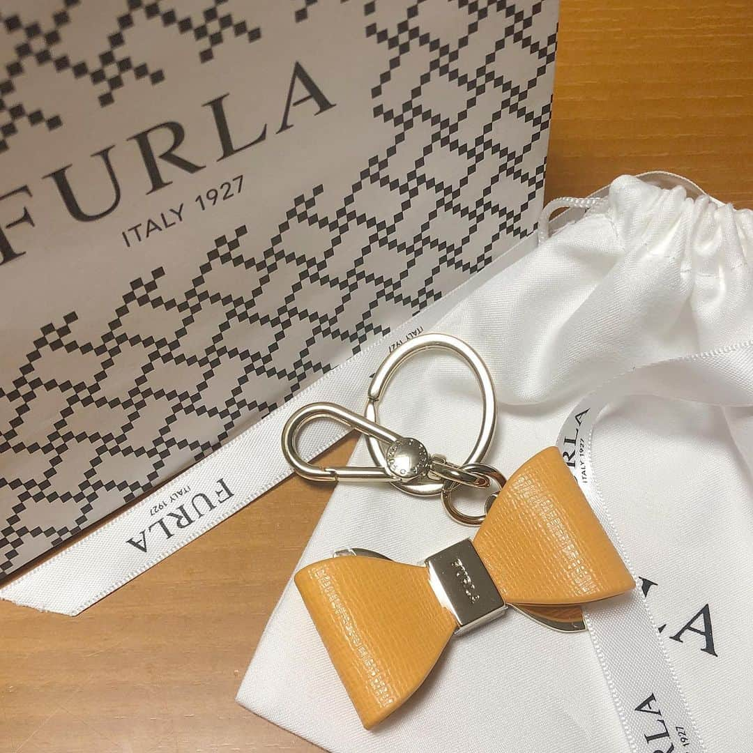 山口柚香さんのインスタグラム写真 - (山口柚香Instagram)「. . かわいいFURLAのキーホルダー💐 . 親戚で集まった時にミスコンお疲れ様と従兄弟(の奥さん)がプレゼントしてくれました！ . 本当に久しぶりに会うのにお気に入りの鞄とお揃いのキーホルダーを選んでくれて本当に嬉しい😢❤︎ . . 直接ミスコンに出ていることは言っていなかったのに親戚みんなが知っていて、投票もしてくれていたと知って、改めてたくさんの人に応援されていたんだなあとしみじみ、、、 . . 早速お家の鍵につけました❤︎ 大事にしよう🌿」11月22日 19時59分 - mizucon2020_no1