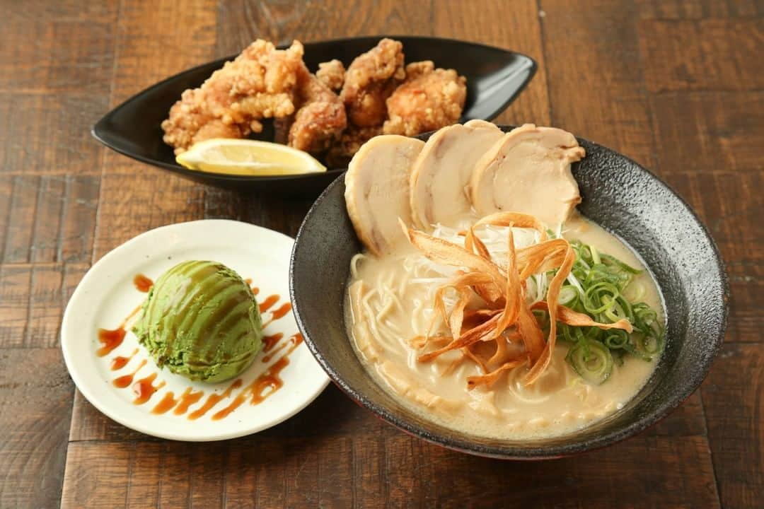 祇園麺処 むらじさんのインスタグラム写真 - (祇園麺処 むらじInstagram)「【麺処むらじの白川セット】  麺処むらじには祇園セットと白川セットがございます！ 本日は白川セットのご紹介です。  むらじ特製の唐揚げも食べたい、けれど自家製抹茶アイスも注文すると 多すぎるかな？というあなた。 白川セットだと唐揚げもアイスもセットサイズですので、 両方を一度にお楽しみいただけます！  ボリューミーですが、男性だけでなく 女性にも人気なセットですよ。  #麺処むらじ #むらじ #ラーメンむらじ #ラーメン #京都ラーメン #ラーメン京都 #麺処むらじ #ラーメン大好き #麺スタグラム #麺活 #京都グルメ #京都麺活 #京都のうまいもん #ランチセット #京都 #そうだ京都行こう #kyoto #ramen #ramennoodles #ramenlover #ramen #kyotojapan #祇園 #室町」11月22日 20時00分 - ramen_muraji