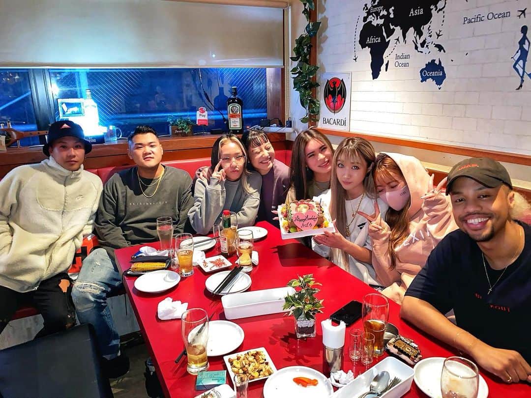 のインスタグラム：「大好きなみんなに 誕生日お祝いしてもらえて めっちゃ嬉しかった🥺💕 嬉しすぎて飲みすぎてちゃーんと 鬼の二日酔いやってます🍸www ＤＭ、メッセージ、LINEくれたみんなも 本当にありがとーっ✨ 二日酔い治ったらお返事しましゅ🙇🏽‍♀️🌹 ラスト20代も全力で楽しんで全力で頑張るから みんなこれからもよろしくね🤲🏽 . #1122 #いい夫婦の日 #誕生日」