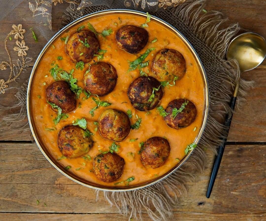 Archana's Kitchenさんのインスタグラム写真 - (Archana's KitchenInstagram)「Malai Kofta recipe is a delicious preparation of paneer and potato balls simmered in a spiced tomato gravy. This recipe of kofta is a healthy twist to the traditionally deep-fried kofta recipes. Serve this for Sunday dinner along with Naan and Raita. Get the recipe from the smart.bio link in my profile @archanaskitchen . . . . . #recipes #easyrecipes #Kofta #koftarecipes #archanaskitchen #healthyeating #dalsoup #southindianbreakfast #highprotein #homemadefood #eatfit #cooking #food #healthyrecipes #foodphotography #recipeoftheday #comfortfood #deliciousfood #delicious #instayum #food」11月22日 14時30分 - archanaskitchen
