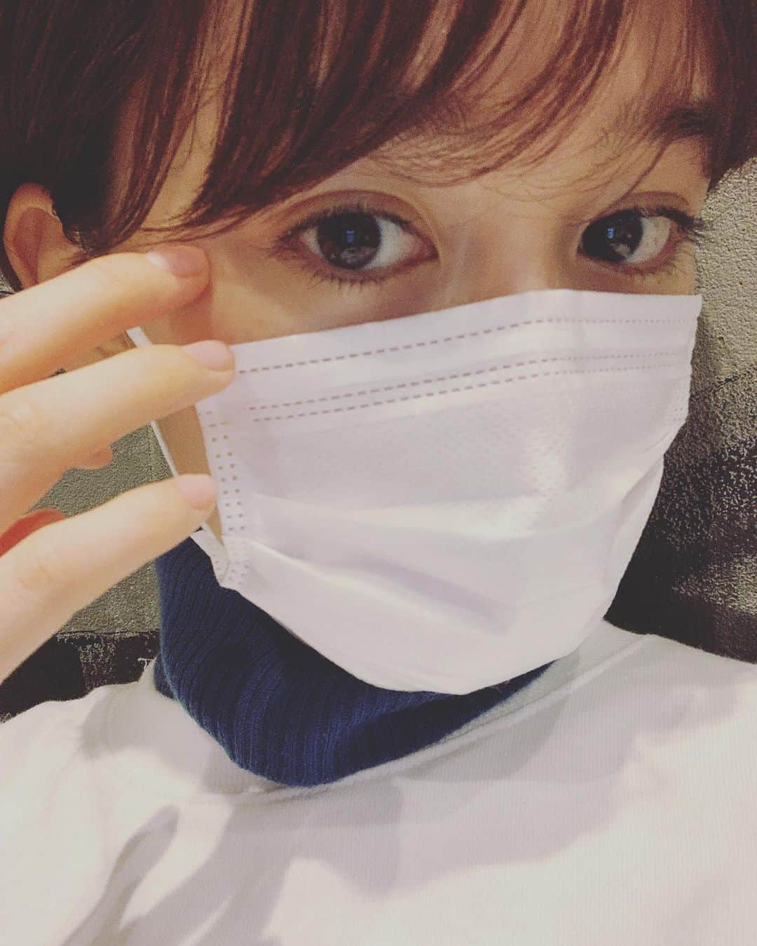 齋藤智奈美のインスタグラム：「仕事の時はいつもスッピンだけど 今日はお出かけしたから 日焼け止めとマスカラ塗った えらい✌🏻  #マスクって便利」