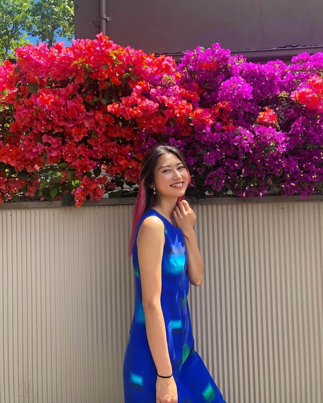 池田沙絵美のインスタグラム：「近所でお庭を綺麗にしてるおじさんと話してたら髪の毛とマッチしてるねぇ、と撮影許可ゲット😆🙌🏻 私も年内に家庭菜園を始めるのが目標👩🏻‍🌾🌱🌱 忙しいと言い過ぎず、毎日を丁寧に暮らしたいです。あとなによりも健康が1番🥺👍🏻  I wanna live a mindful life🌏  And planning to start home gardening 🥰」