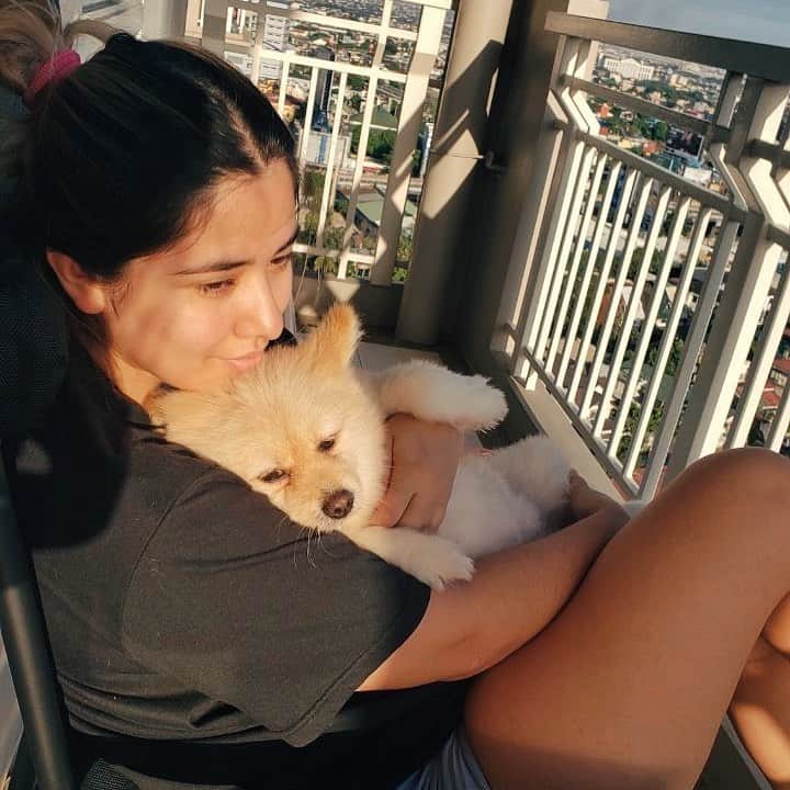 ローレン・ヤングのインスタグラム：「The start of the quarantine we were always on the balcony trying to get some sun and fresh air 🌻 My peak happiness during those difficult times were these moments - sitting here with Melo, soaking up the sun in our jammies and just listening to the wind. Bare, free and without a care in the world for those short minutes within a tough day.   Hope you’re all doing well 💖」