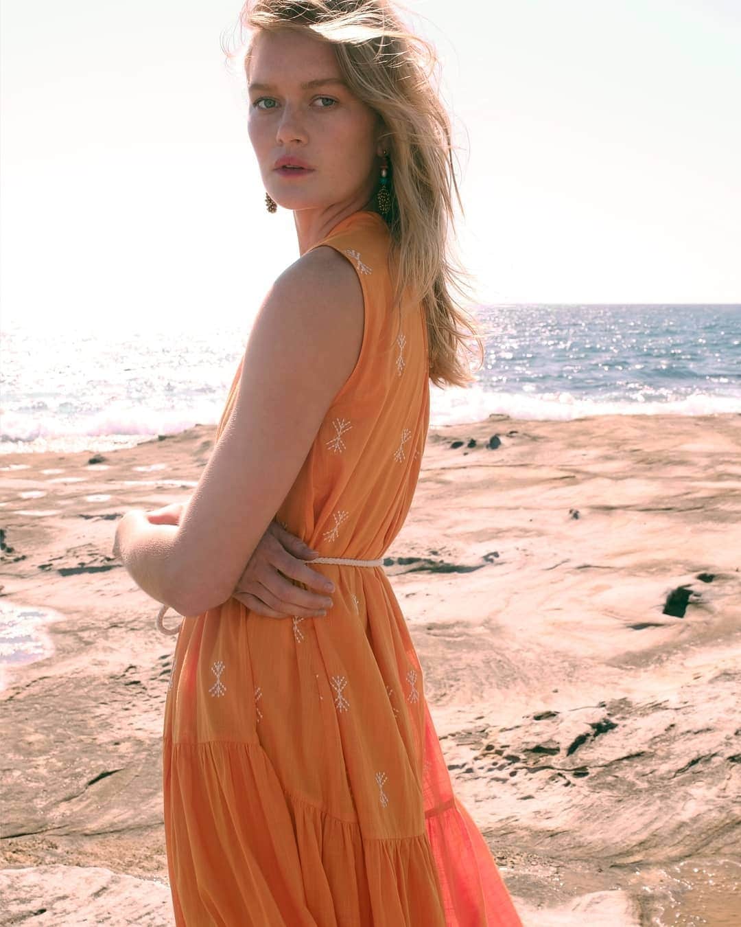 ミーガンパークのインスタグラム：「Here comes the sun.. Discover the new Elvia Midi Dress in vibrant Inca Gold or understated Stone - online and in store now x」