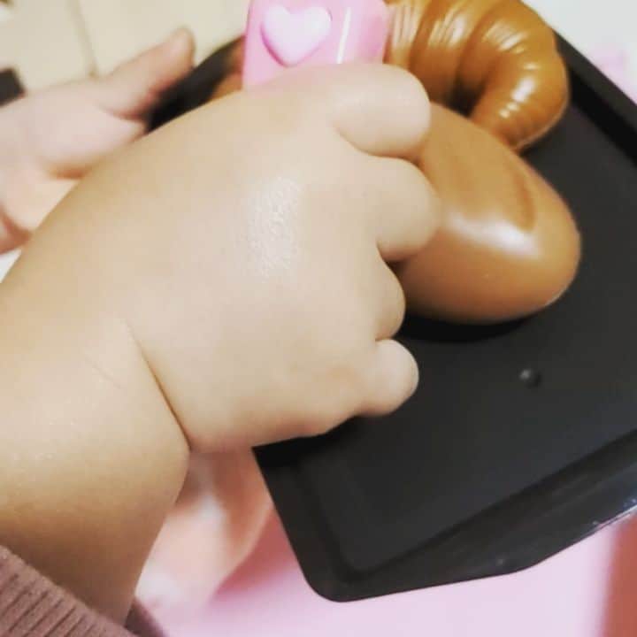 畠山智妃のインスタグラム：「#daiso のおもちゃが最高❤　#お店ごっこカードリーダー お店屋さんごっこ好きな娘大喜び＼(^o^)／ 何気に#はたらくくるま シリーズも気に入っているらしい」