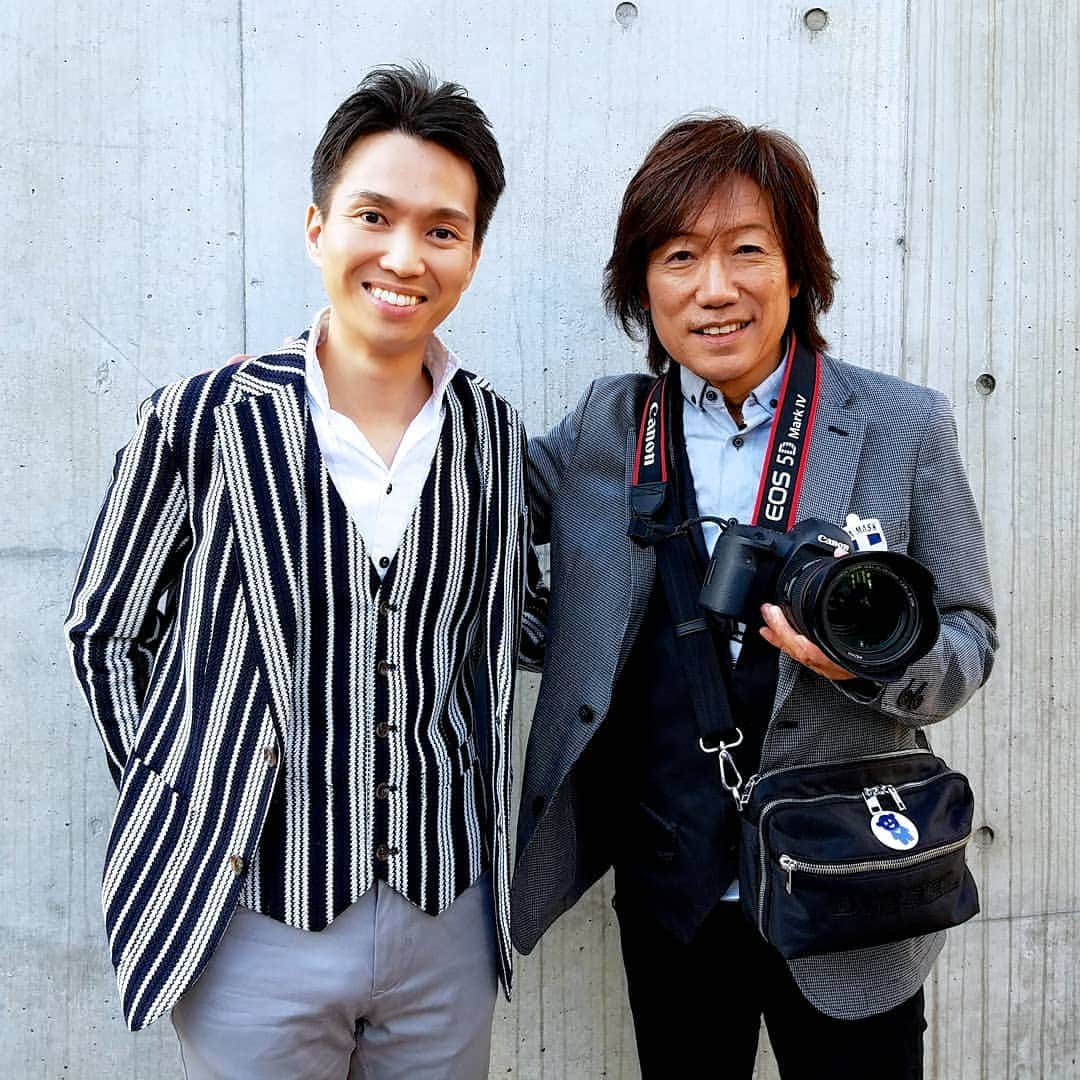 古村勇人さんのインスタグラム写真 - (古村勇人Instagram)「「いつか君の写真も撮ってあげるよ。」﻿ ﻿ 今から15年前、明治座で里見先生の芸能生活50周年写真集を販売していた時に、そんな言葉をかけて下さった方がいました。写真家・鯨井康雄さん。﻿ ﻿ 数多くのアイドルから大地真央さん、韓流スターのリュ・シウォンの大ヒット写真集までを手掛けたスゴい方です。﻿ ﻿ それから時は流れ、一昨年、不思議なご縁で再会し、その年のディナーショーの写真を撮って頂きました。まさにご縁のある方との出会いは巡るもの。丘みどりさんをゲストに迎えての『滝の白糸』の劇中写真は宝物です。﻿ ﻿ その時に、次回は宣材写真を撮って頂けるという話になり、今回、 念願かなってついに実現！ 秋晴れの空の下、800カット以上も撮って下さいました。﻿ ﻿ ヘアメイクはデビュー当時からお世話になっている須藤鈴加さん。いいカットばかりで自分ではなかなか選び切れないのですが、セレクトが終わったら、こちらでもアップしますね！﻿ ﻿ #古村勇人 #鯨井康雄 #写真 #明治座 #里見浩太朗 #写真集 #写真家 #カメラマン #フォトグラファー  #アイドル #大地真央 #韓流スター #韓国 #リュシウォン #ご縁 #再会 #ディナーショー #ホテルニューオータニ高岡 #ニューオータニ高岡 #ホテルニューオータニ #丘みどり #演歌 #滝の白糸 #宝物 #立ち回り #芝居 #宣材写真 #秋晴れ #ヘアメイク #須藤鈴加」11月22日 15時00分 - hayato.furumura