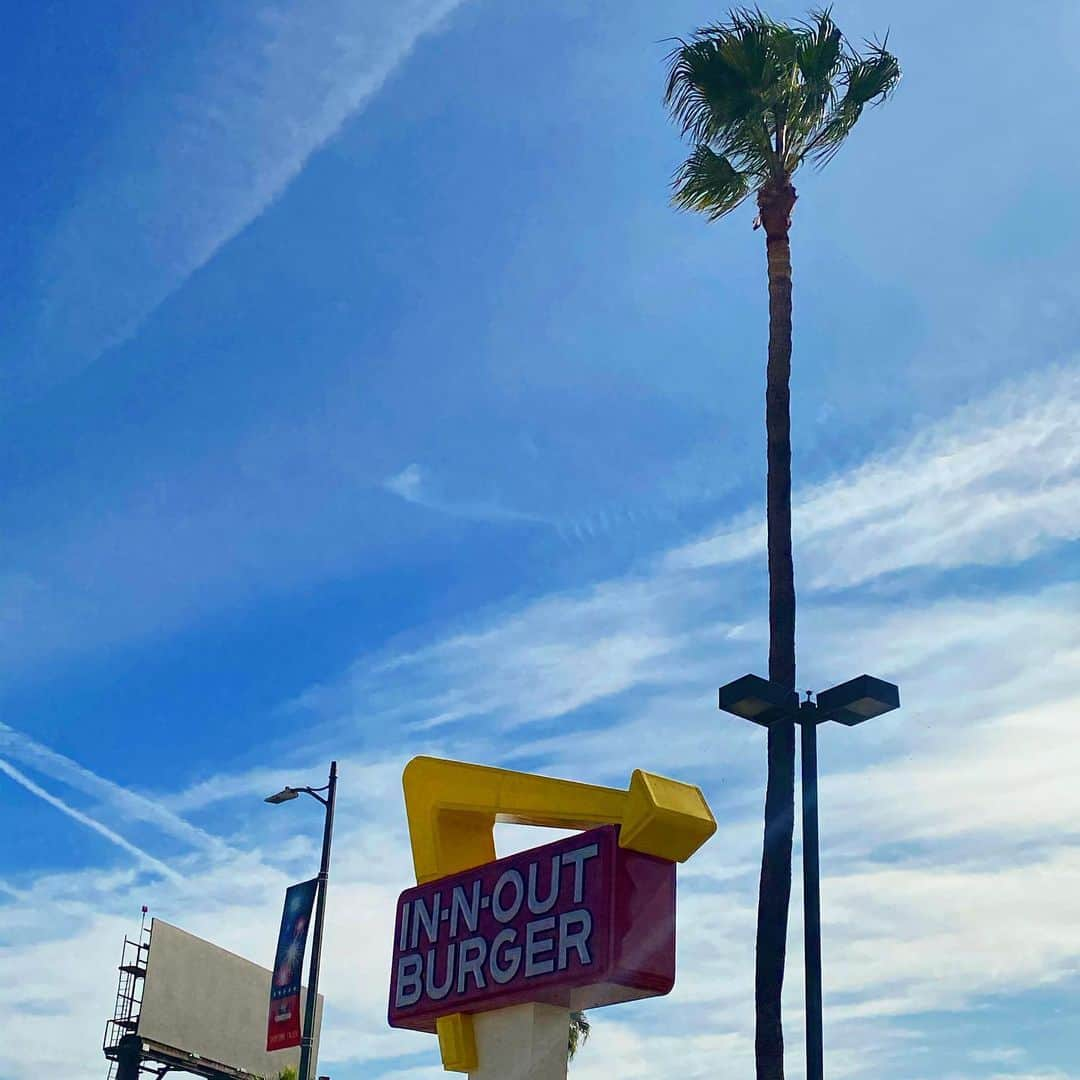 マキ・コニクソンさんのインスタグラム写真 - (マキ・コニクソンInstagram)「LAに着いてすぐ In-Out Burger🍔にGo!! 🚗💨  LAXから一番近いお店の ドライブスルーから着陸寸前の飛行機が見れるの！✈️ 機体がすご〜く大きいからど迫力！ 是非行ってカシャりしてみてねー！📸  相変わらずおいちかった！Yummy!!😋 ご機嫌の親子であった！😁😁  #I❤️In-N-Out Burger #母と娘の時間」11月22日 15時02分 - makikonikson