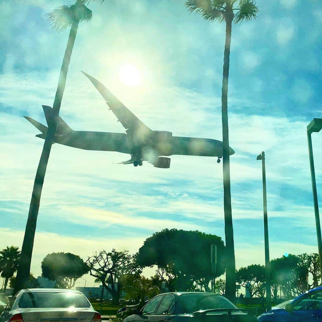 マキ・コニクソンさんのインスタグラム写真 - (マキ・コニクソンInstagram)「LAに着いてすぐ In-Out Burger🍔にGo!! 🚗💨  LAXから一番近いお店の ドライブスルーから着陸寸前の飛行機が見れるの！✈️ 機体がすご〜く大きいからど迫力！ 是非行ってカシャりしてみてねー！📸  相変わらずおいちかった！Yummy!!😋 ご機嫌の親子であった！😁😁  #I❤️In-N-Out Burger #母と娘の時間」11月22日 15時02分 - makikonikson