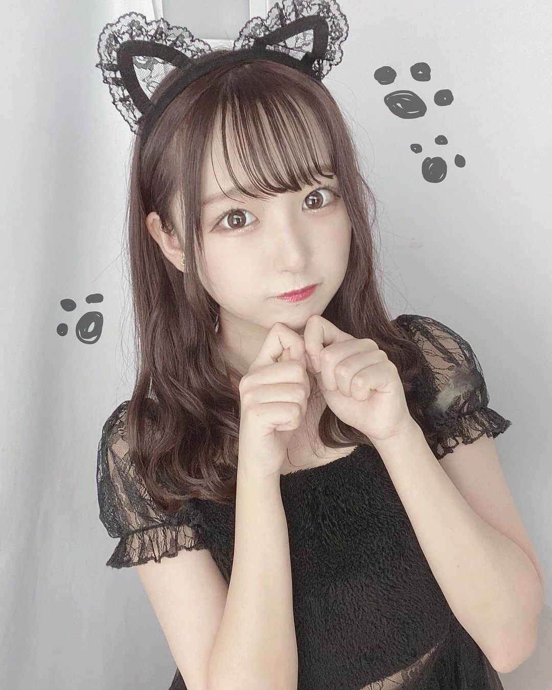 町田穂花のインスタグラム：「. . コスプリした時の🐾♡ . 次はメイドさんのコスプリ撮りたいな〜( ˶ˆ꒳ˆ˵ ) . #コスプレ女子 #コスプレ #コスプレレンタル #黒猫 #くろねこ #自撮り女子 #他撮り」